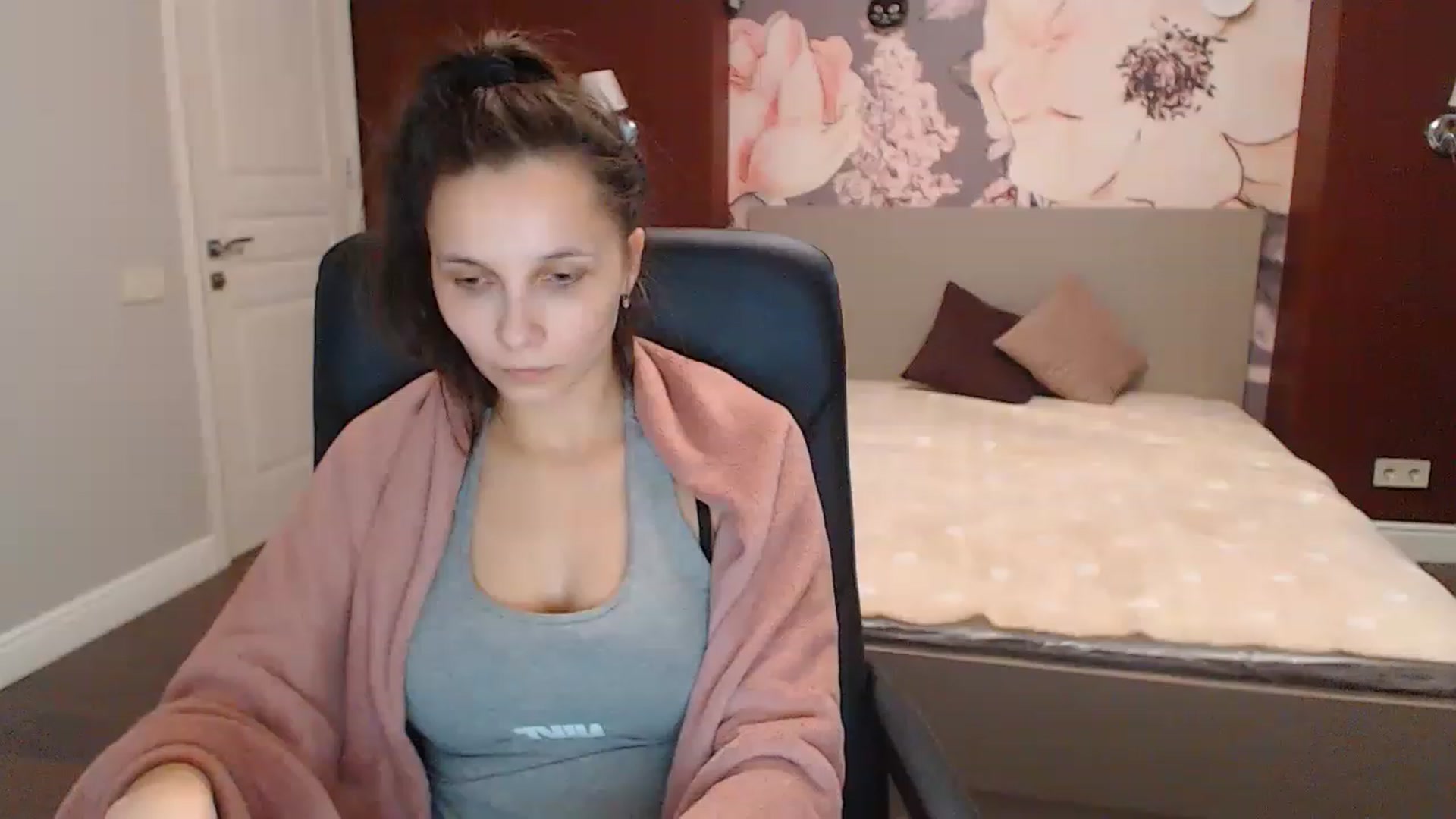 Gallery image thumbnail from Karina_Mils's myfreecams stream on, 12/22/2022, 10:00 image 18 of 20