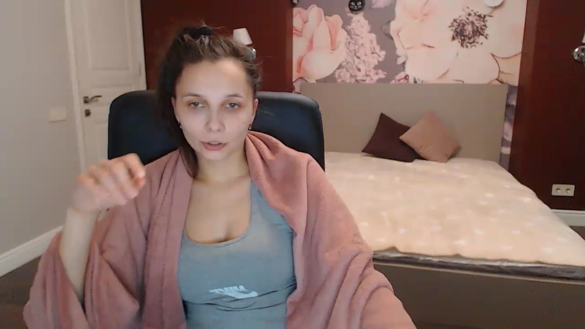 Gallery image thumbnail from Karina_Mils's myfreecams stream on, 12/22/2022, 10:00 image 10 of 20