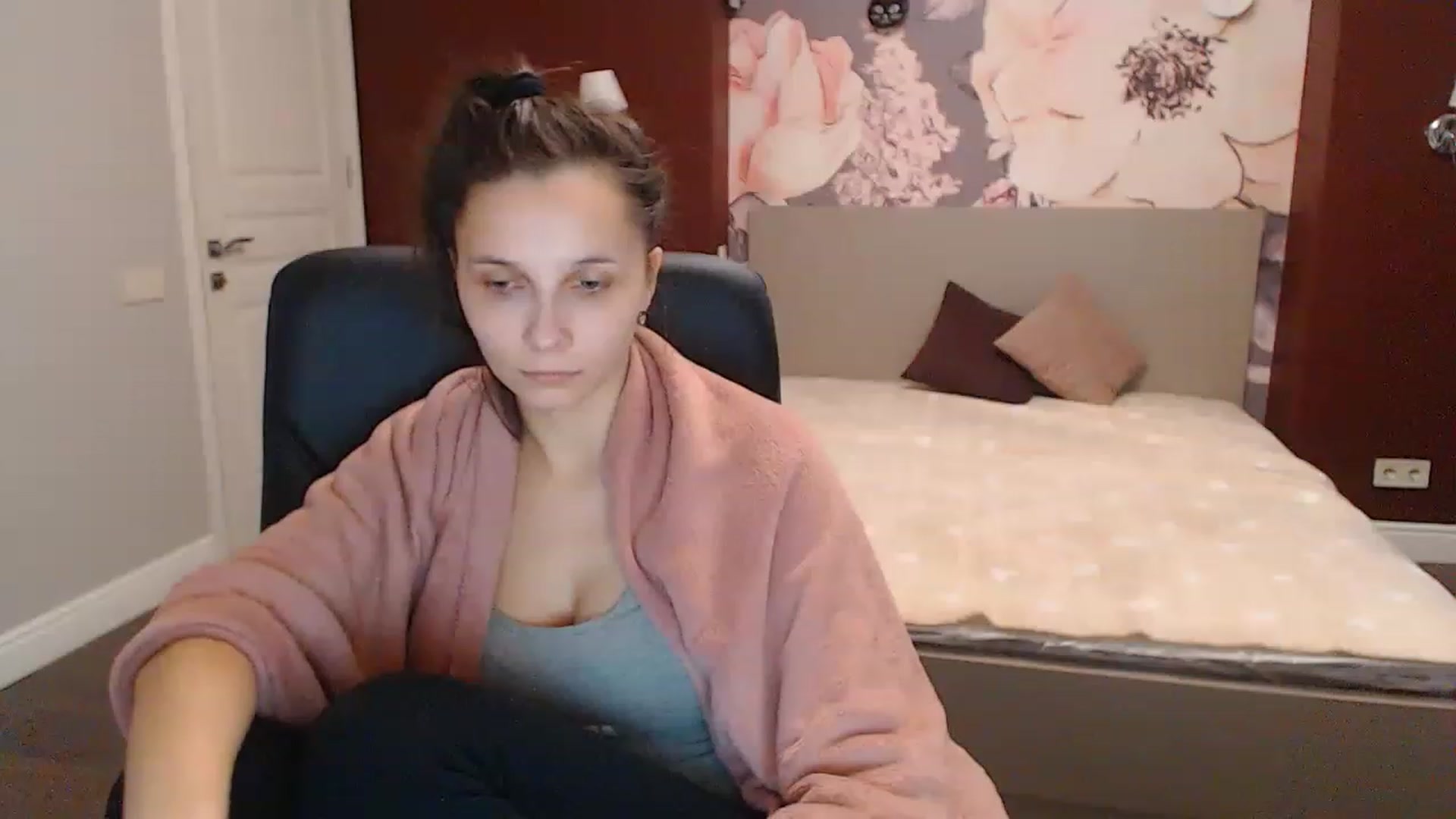 Gallery image thumbnail from Karina_Mils's myfreecams stream on, 12/22/2022, 10:00 image 6 of 20