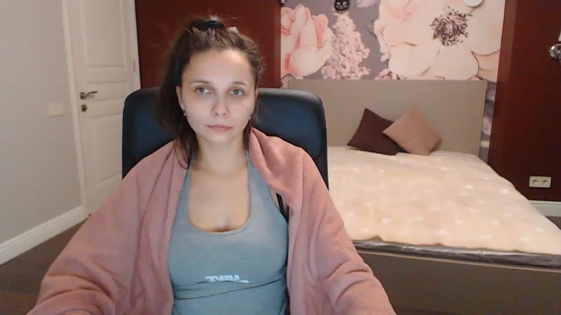 Gallery image thumbnail from Karina_Mils's myfreecams stream on, 12/22/2022, 10:00 image 14 of 20