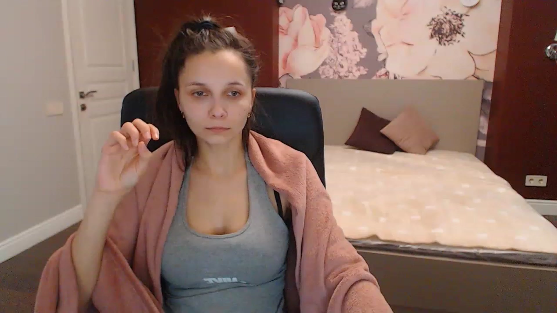 Gallery image thumbnail from Karina_Mils's myfreecams stream on, 12/22/2022, 10:00 image 17 of 20