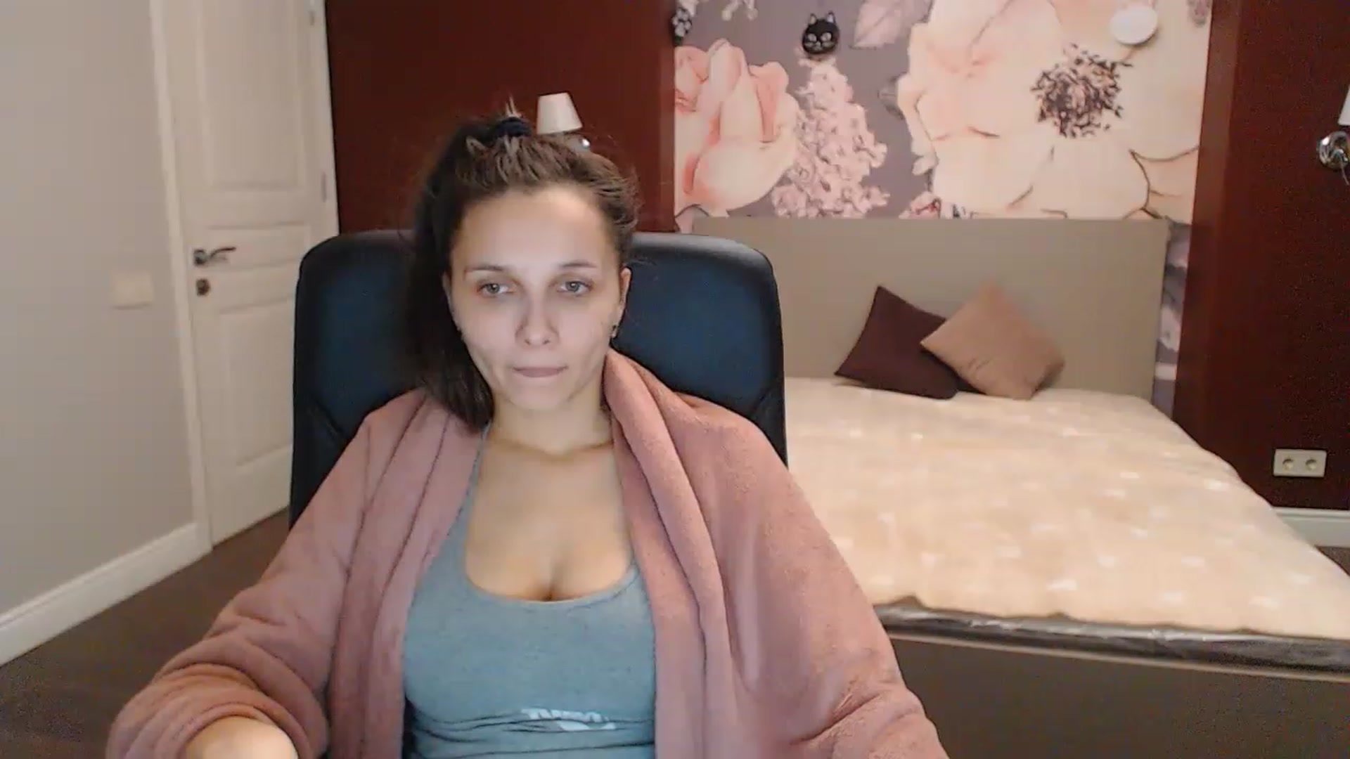 Gallery image thumbnail from Karina_Mils's myfreecams stream on, 12/22/2022, 10:53 image 14 of 20