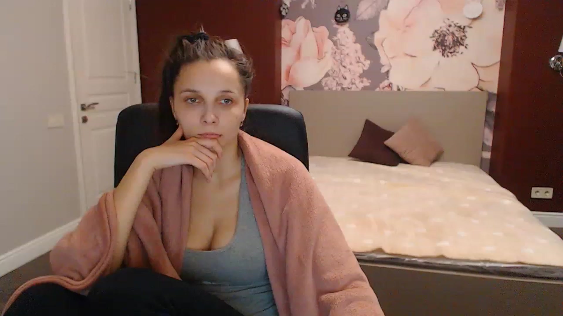 Gallery image thumbnail from Karina_Mils's myfreecams stream on, 12/22/2022, 10:53 image 15 of 20