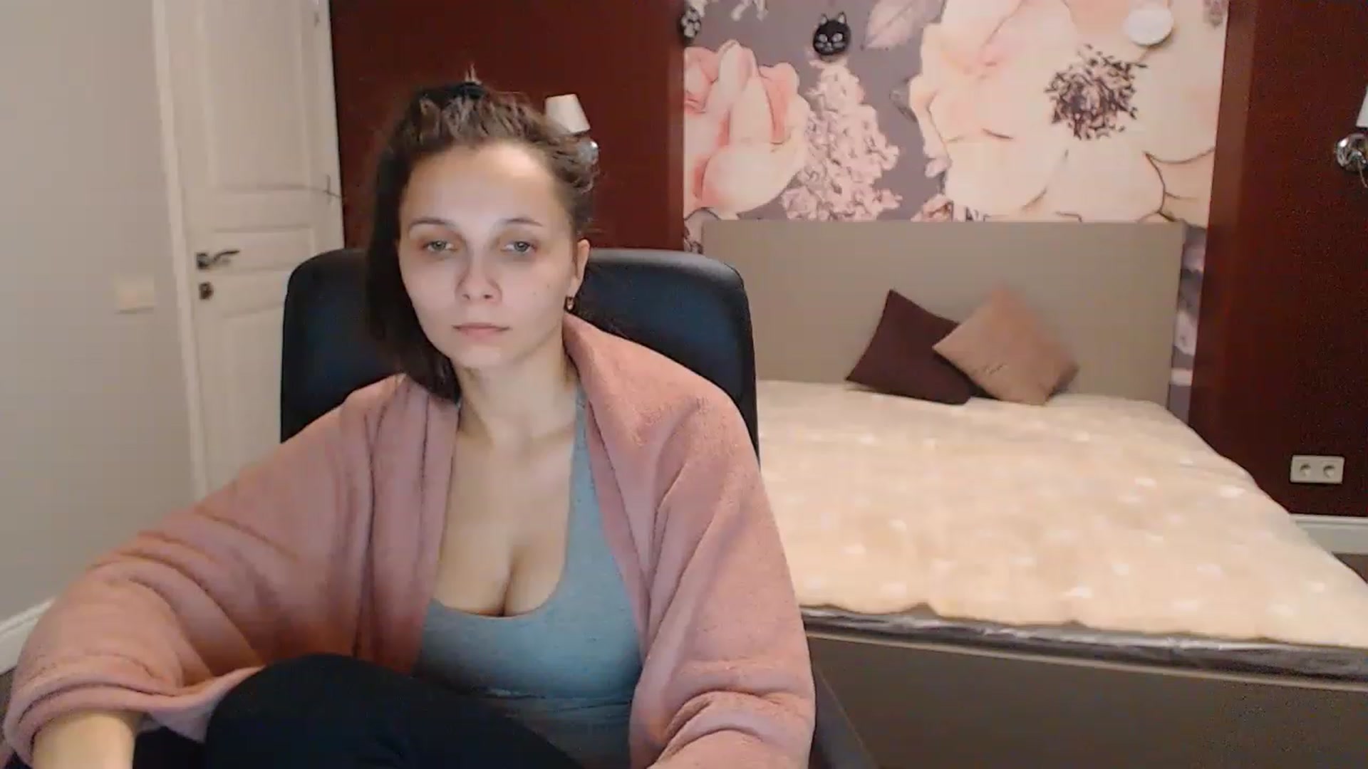 Gallery image thumbnail from Karina_Mils's myfreecams stream on, 12/22/2022, 10:53 image 16 of 20
