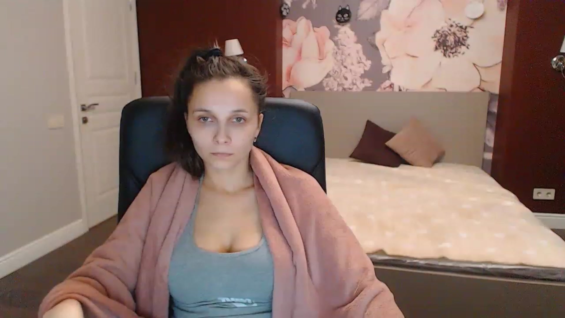 Gallery image thumbnail from Karina_Mils's myfreecams stream on, 12/22/2022, 10:53 image 13 of 20