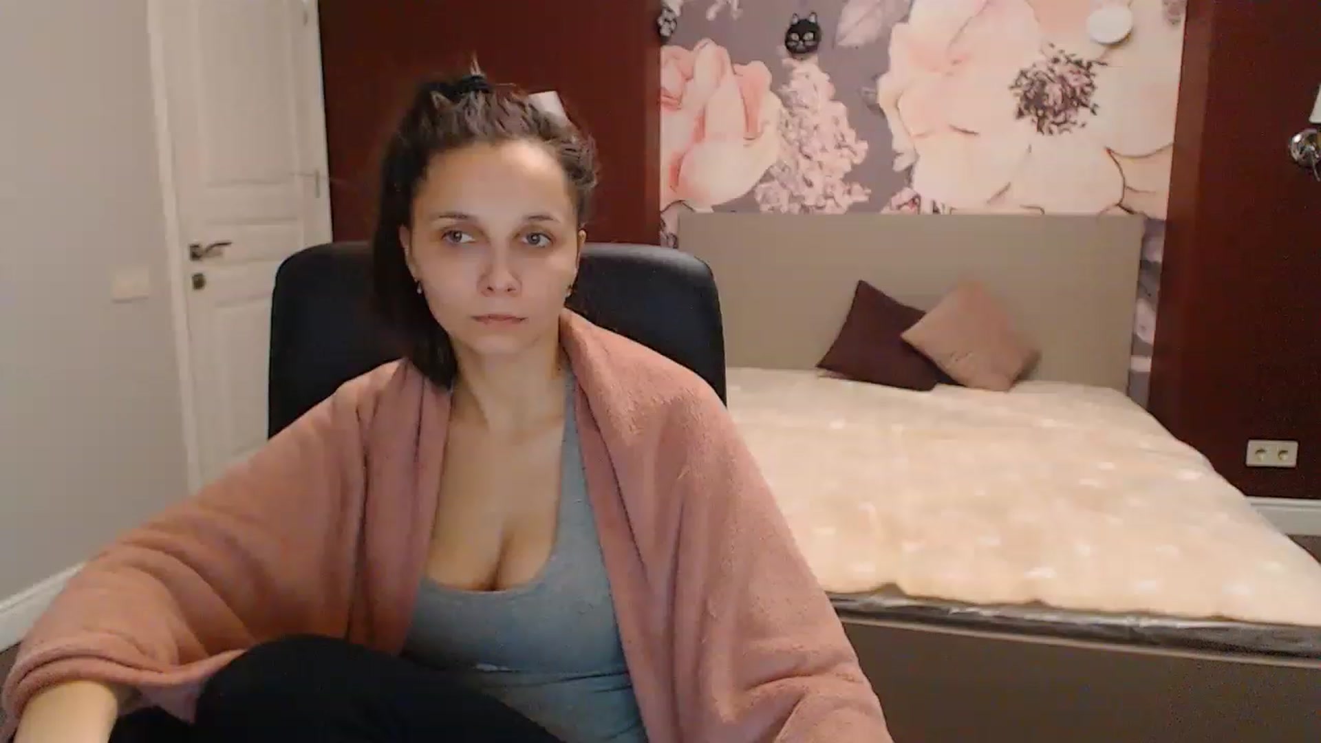 Gallery image thumbnail from Karina_Mils's myfreecams stream on, 12/22/2022, 10:53 image 18 of 20