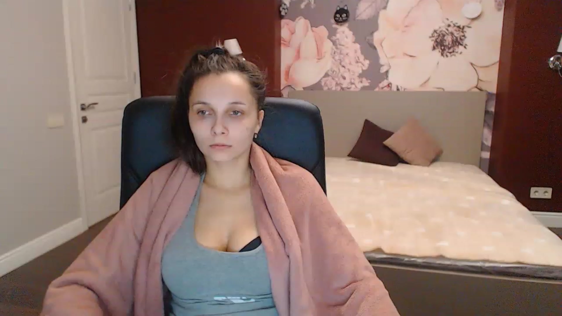 Gallery image thumbnail from Karina_Mils's myfreecams stream on, 12/22/2022, 10:53 image 8 of 20