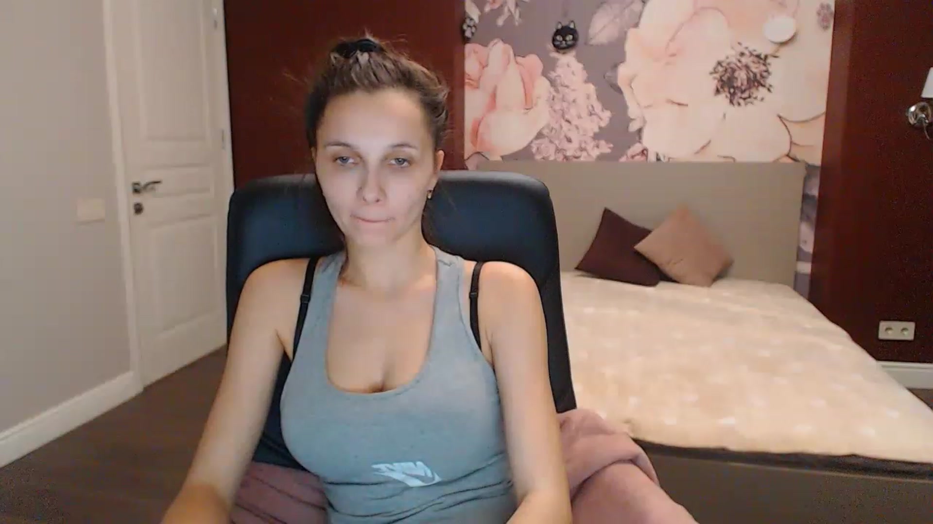 Gallery image thumbnail from Karina_Mils's myfreecams stream on, 12/22/2022, 11:32 image 14 of 20