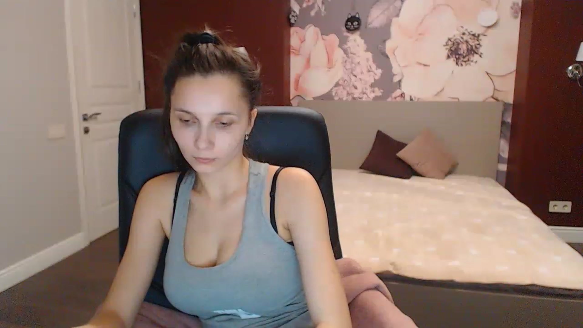 Gallery image thumbnail from Karina_Mils's myfreecams stream on, 12/22/2022, 11:32 image 18 of 20