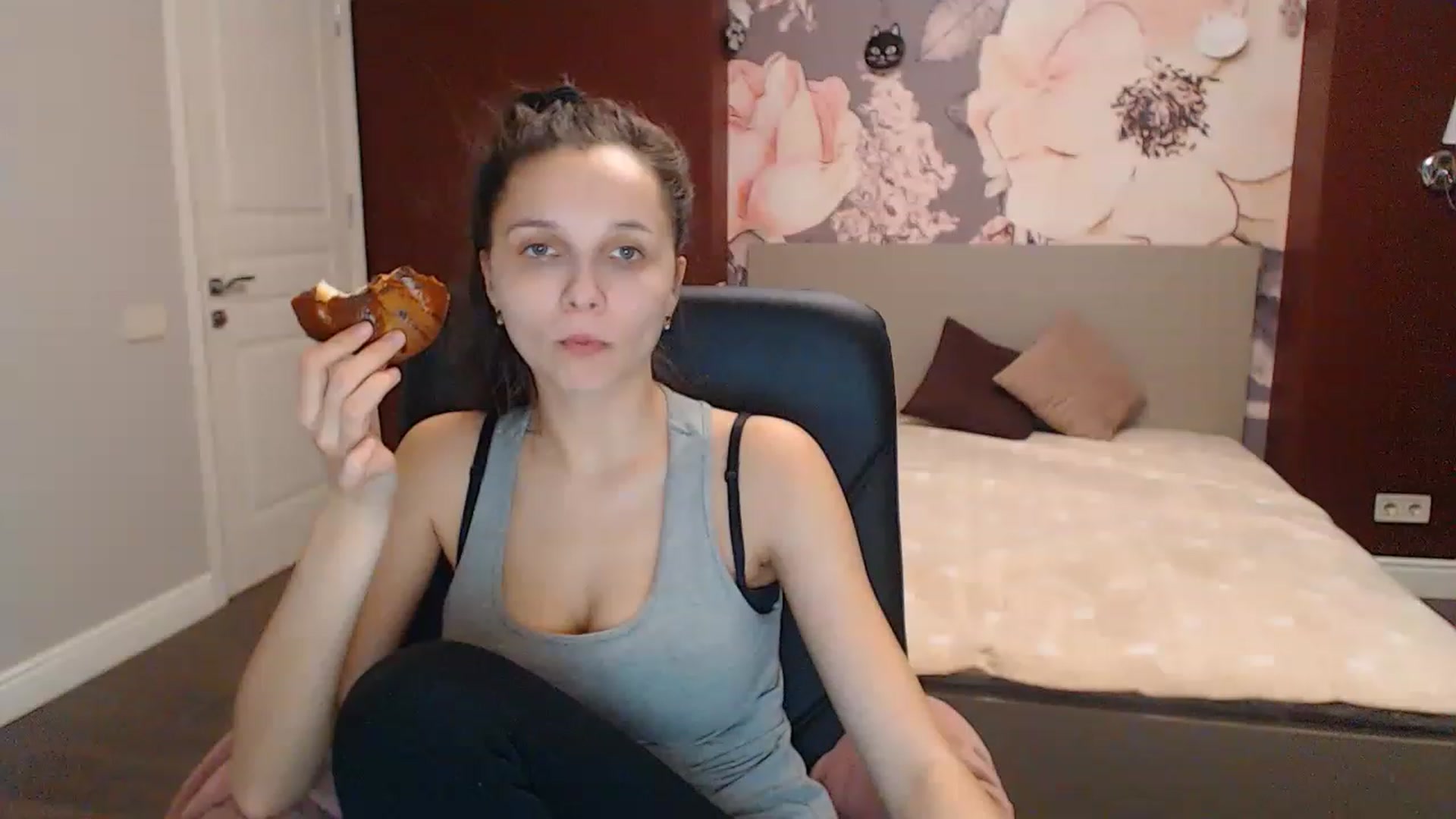 Gallery image thumbnail from Karina_Mils's myfreecams stream on, 12/22/2022, 11:32 image 3 of 20