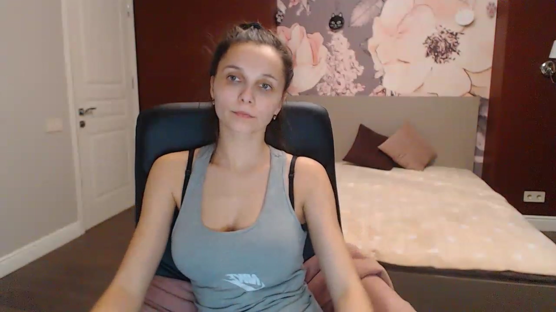 Gallery image thumbnail from Karina_Mils's myfreecams stream on, 12/22/2022, 11:32 image 13 of 20