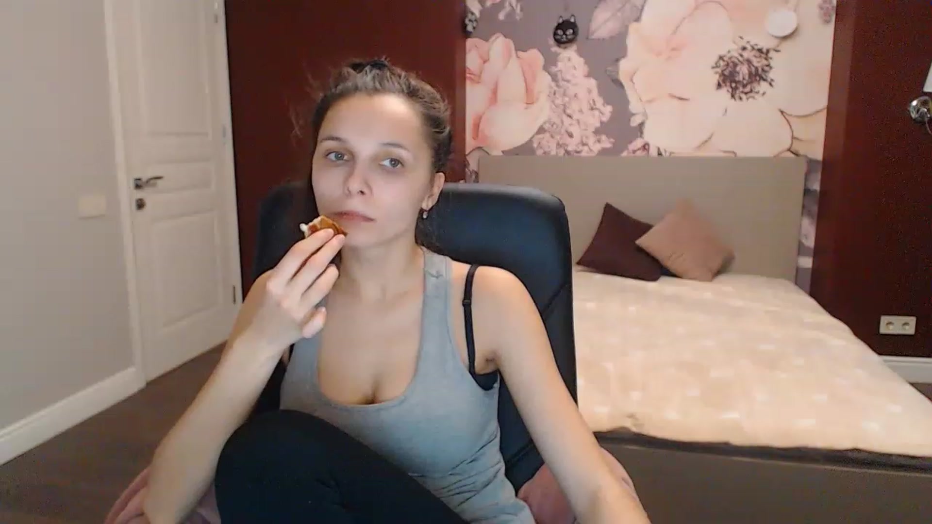 Gallery image thumbnail from Karina_Mils's myfreecams stream on, 12/22/2022, 11:32 image 4 of 20