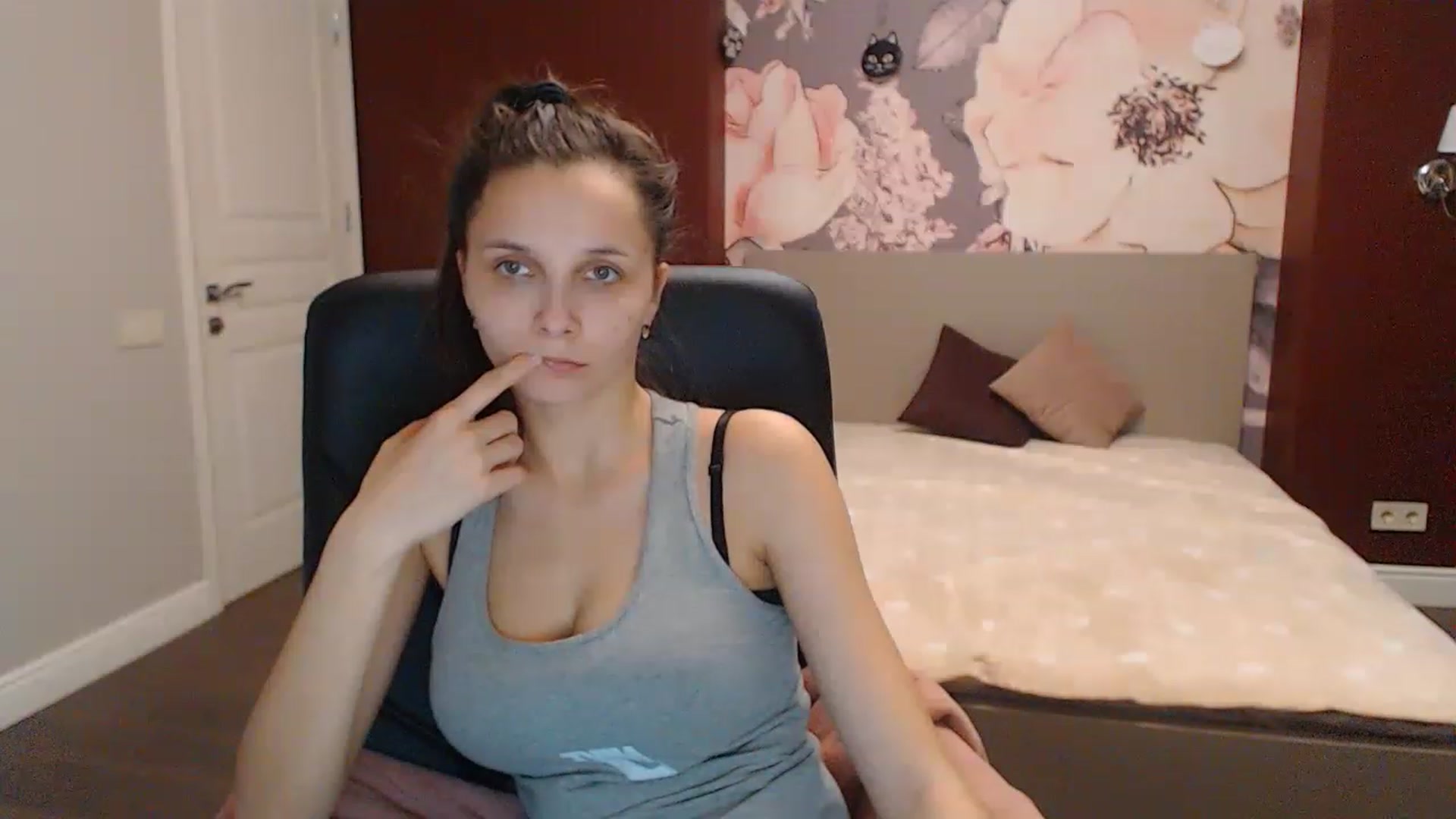 Gallery image thumbnail from Karina_Mils's myfreecams stream on, 12/22/2022, 11:32 image 16 of 20
