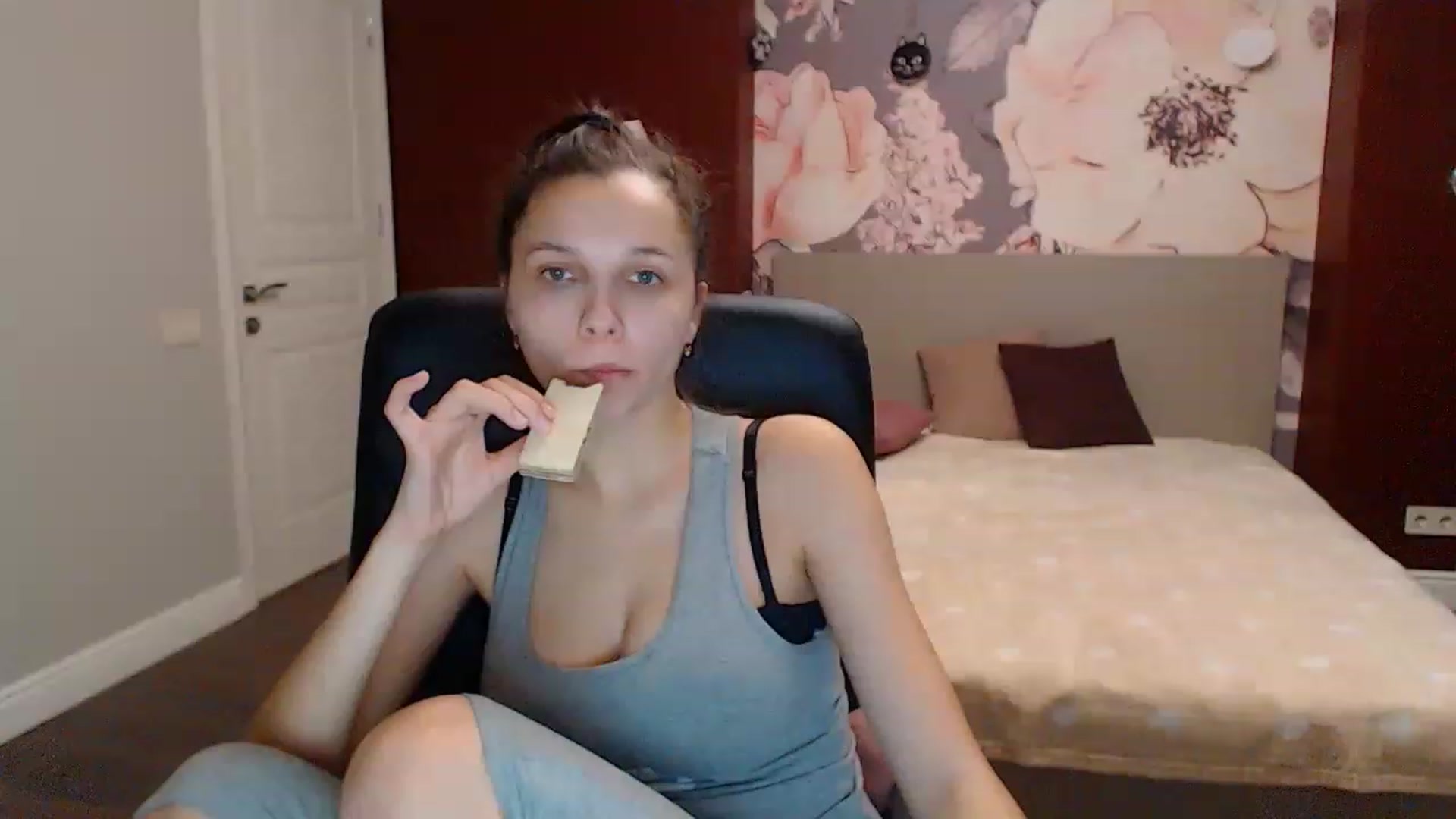 Gallery image thumbnail from Karina_Mils's myfreecams stream on, 12/25/2022, 10:31 image 1 of 20