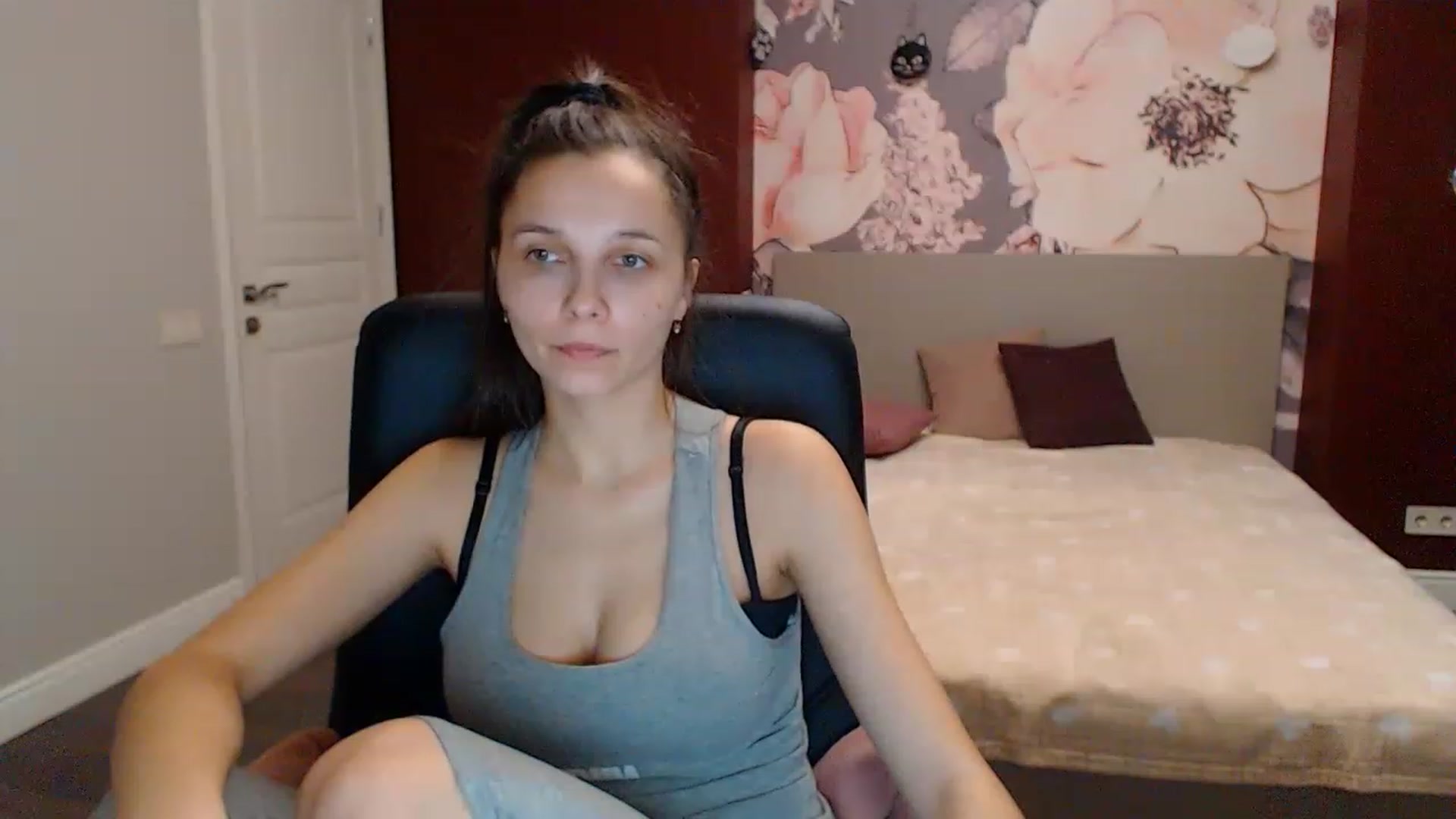 Gallery image thumbnail from Karina_Mils's myfreecams stream on, 12/25/2022, 10:31 image 8 of 20
