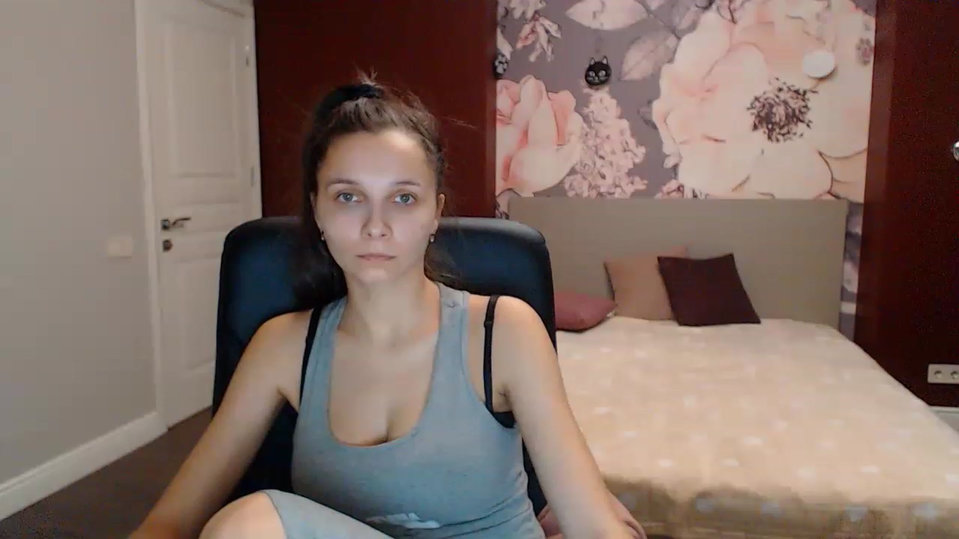 Gallery image thumbnail from Karina_Mils's myfreecams stream on, 12/25/2022, 10:31 image 18 of 20