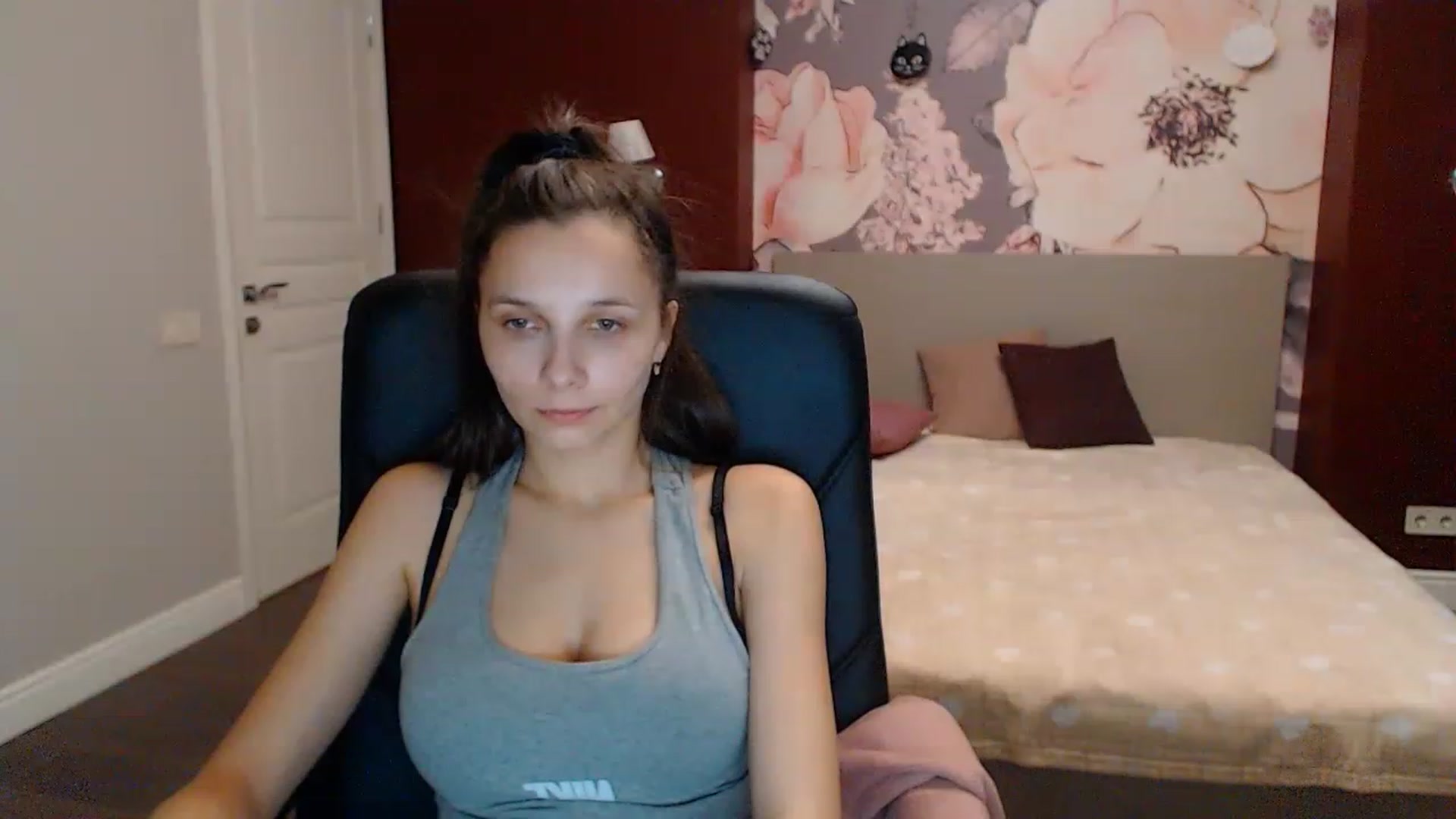 Gallery image thumbnail from Karina_Mils's myfreecams stream on, 12/25/2022, 10:31 image 13 of 20