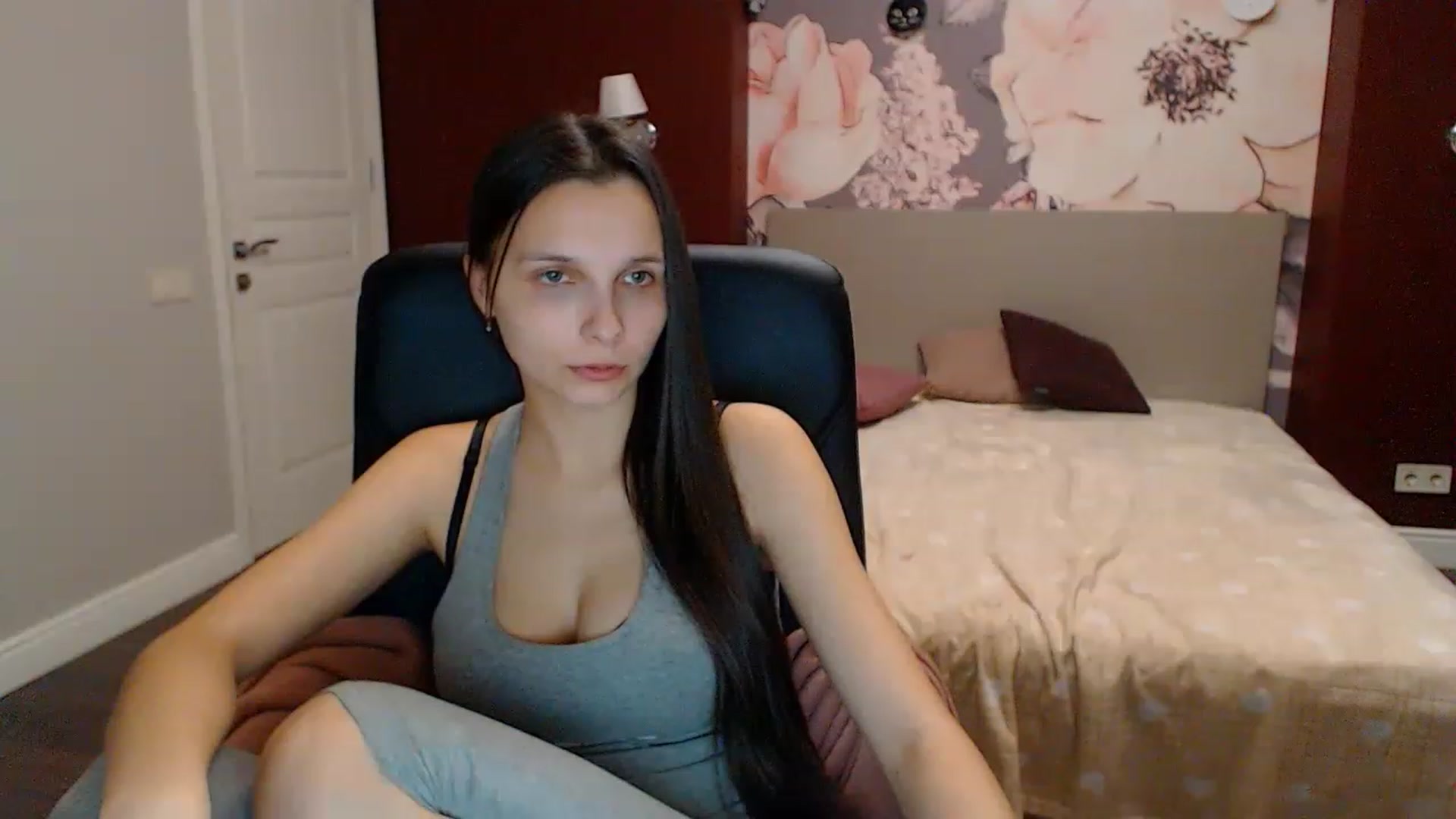 Gallery image thumbnail from Karina_Mils's myfreecams stream on, 12/25/2022, 13:21 image 17 of 20