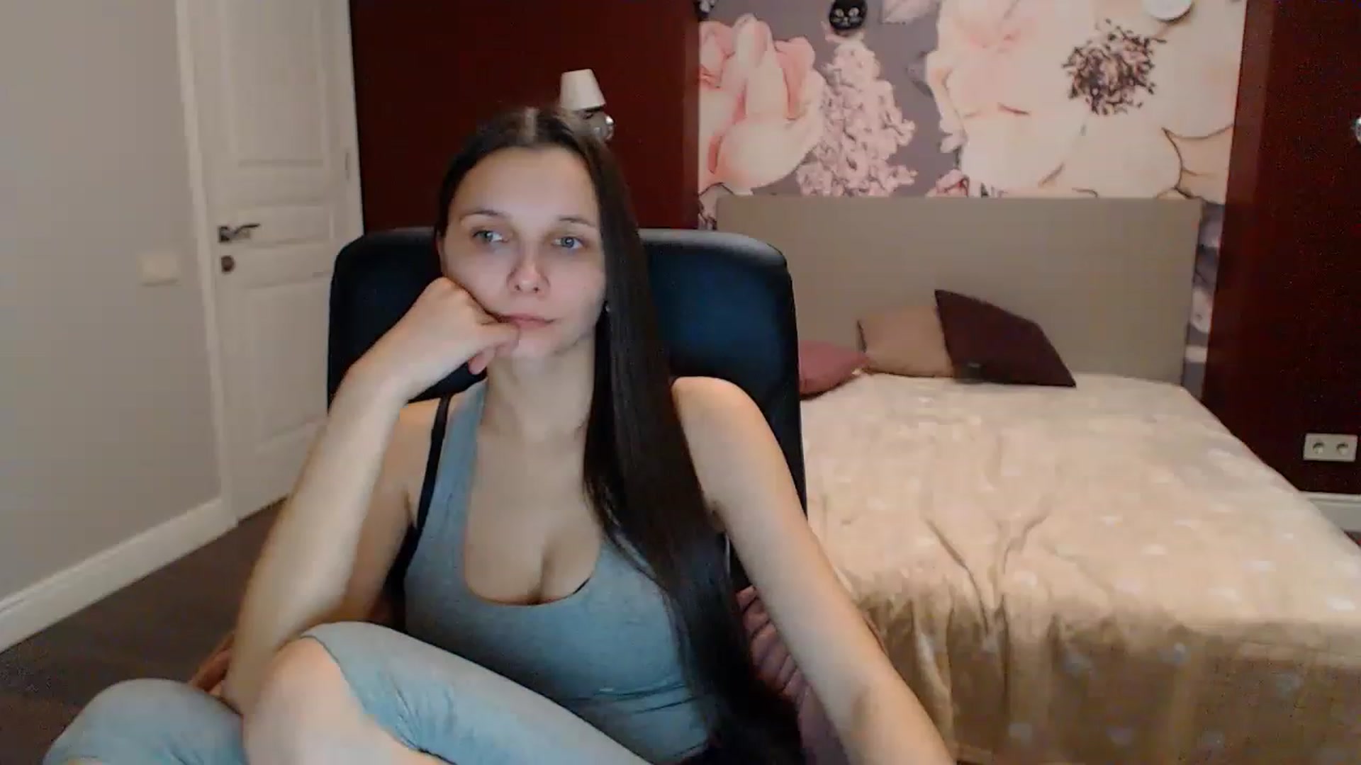 Gallery image thumbnail from Karina_Mils's myfreecams stream on, 12/25/2022, 13:21 image 9 of 20