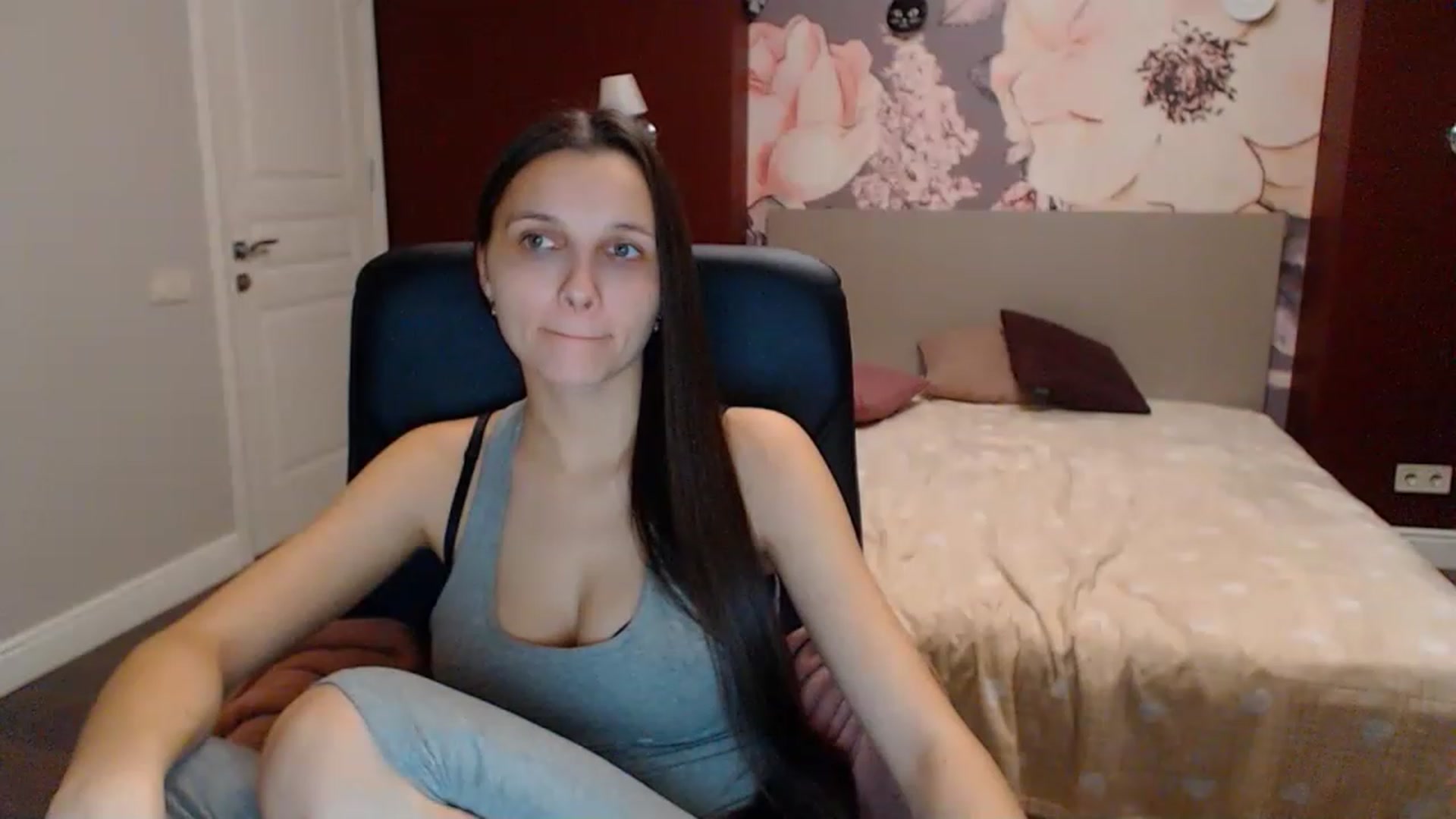 Gallery image thumbnail from Karina_Mils's myfreecams stream on, 12/25/2022, 13:21 image 8 of 20