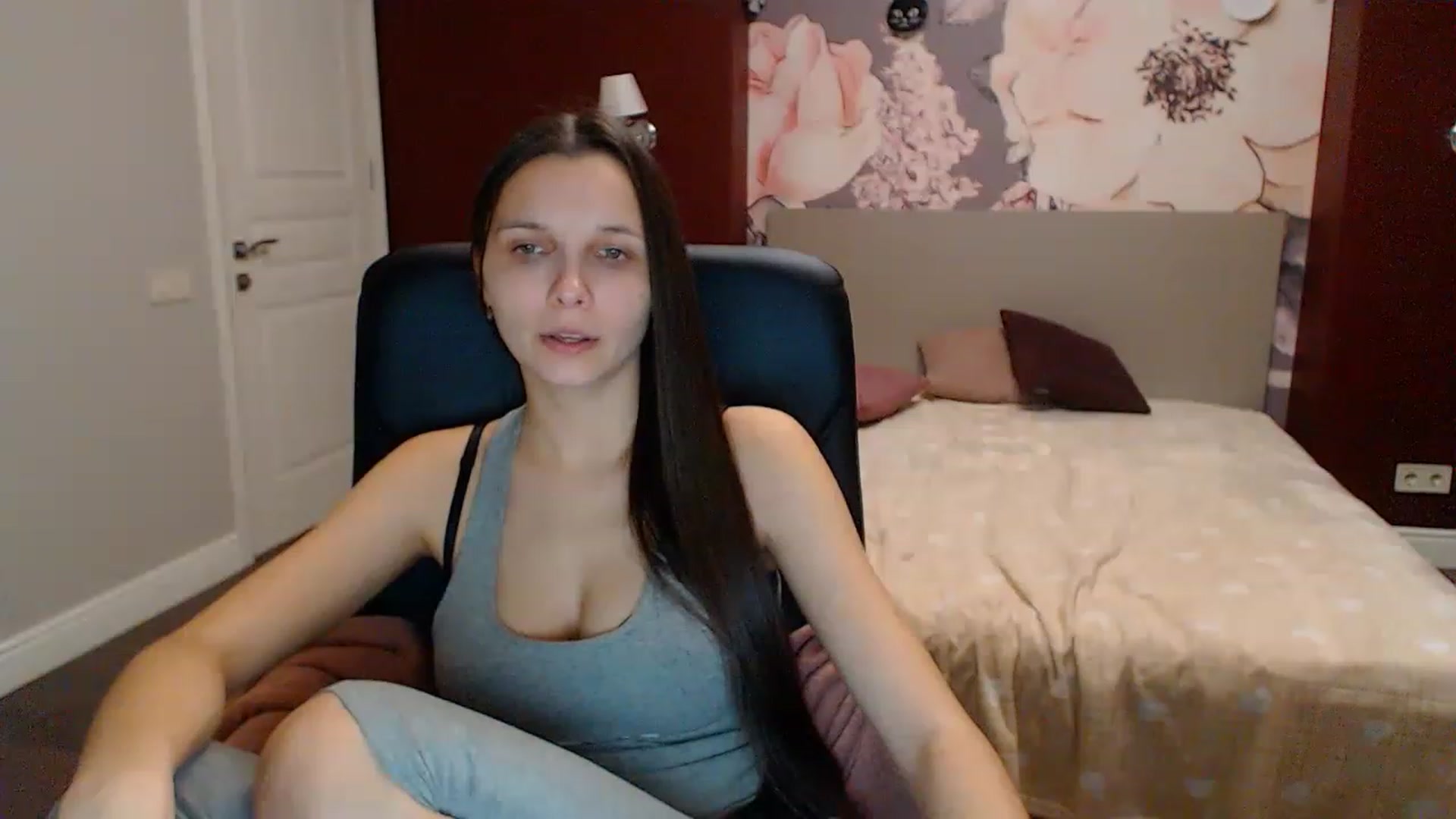 Gallery image thumbnail from Karina_Mils's myfreecams stream on, 12/25/2022, 13:21 image 16 of 20
