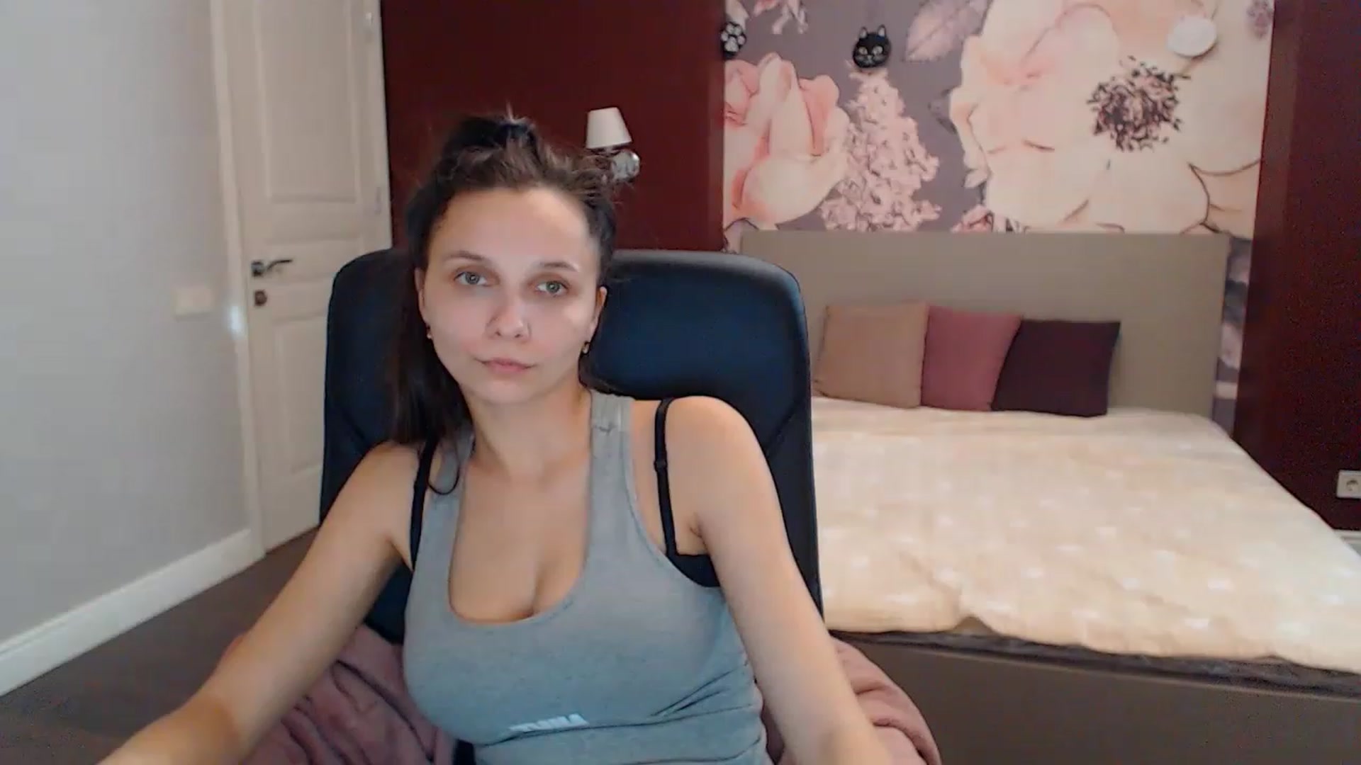 Gallery image thumbnail from Karina_Mils's myfreecams stream on, 12/29/2022, 11:17 image 14 of 20