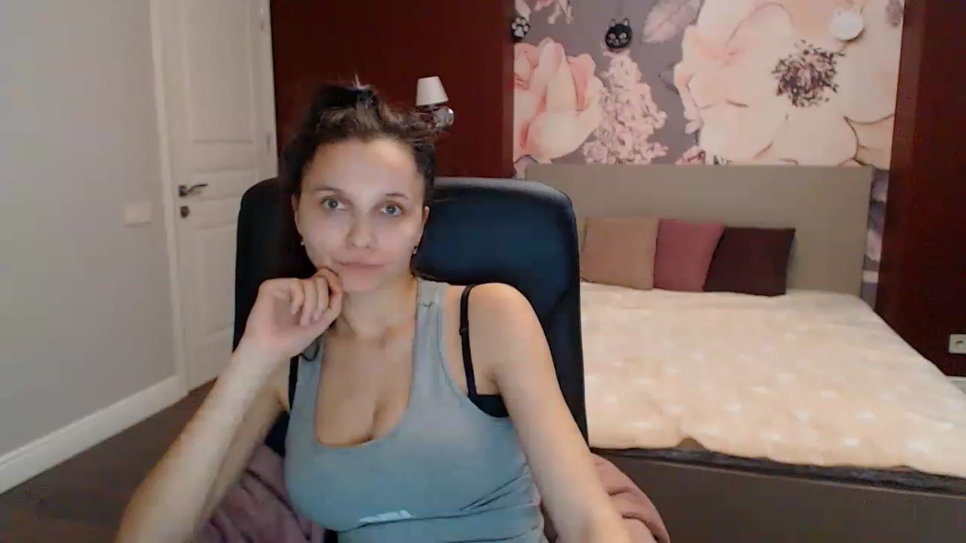 Gallery image thumbnail from Karina_Mils's myfreecams stream on, 12/29/2022, 11:17 image 16 of 20