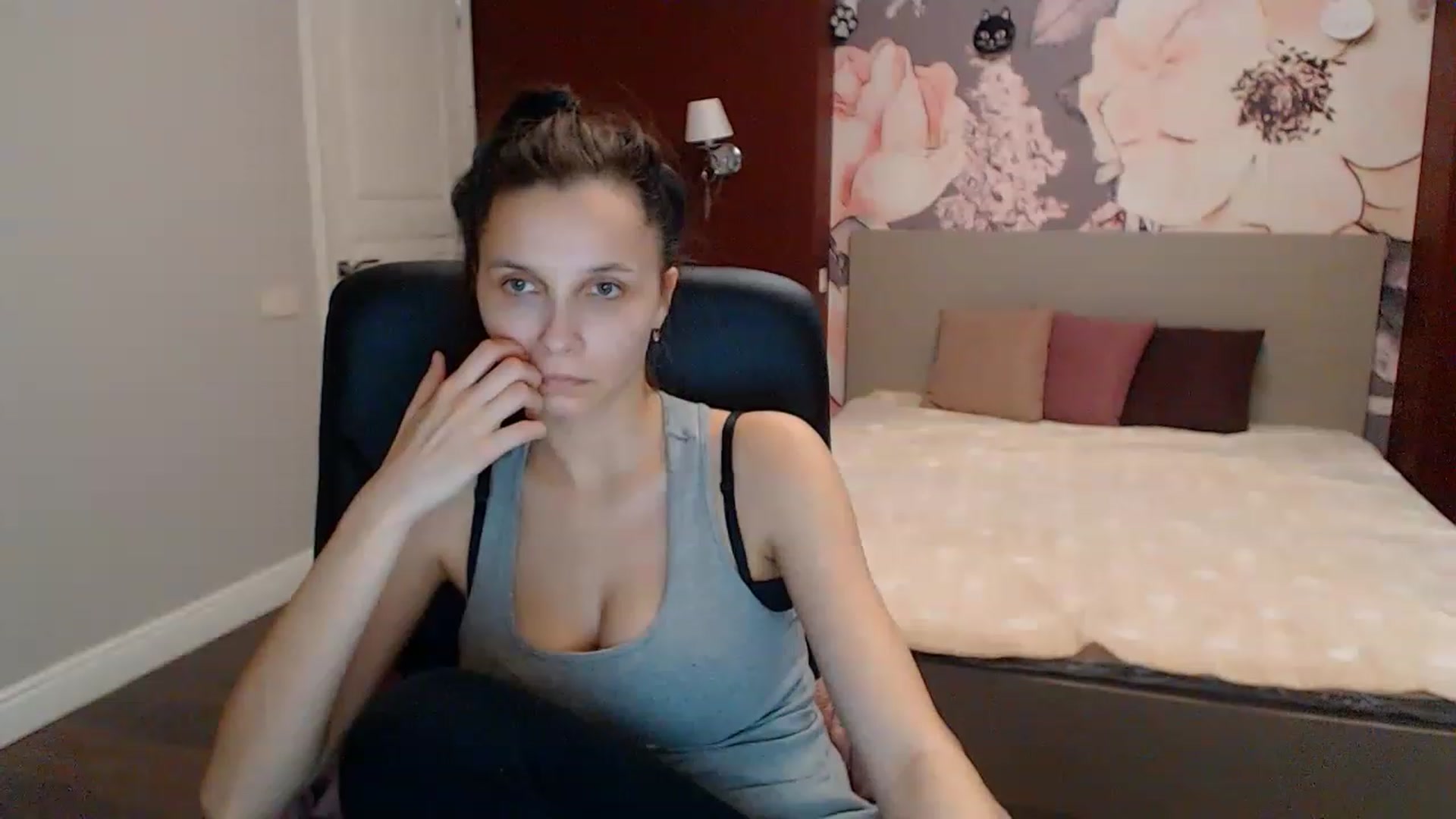 Gallery image thumbnail from Karina_Mils's myfreecams stream on, 12/29/2022, 11:59 image 10 of 20