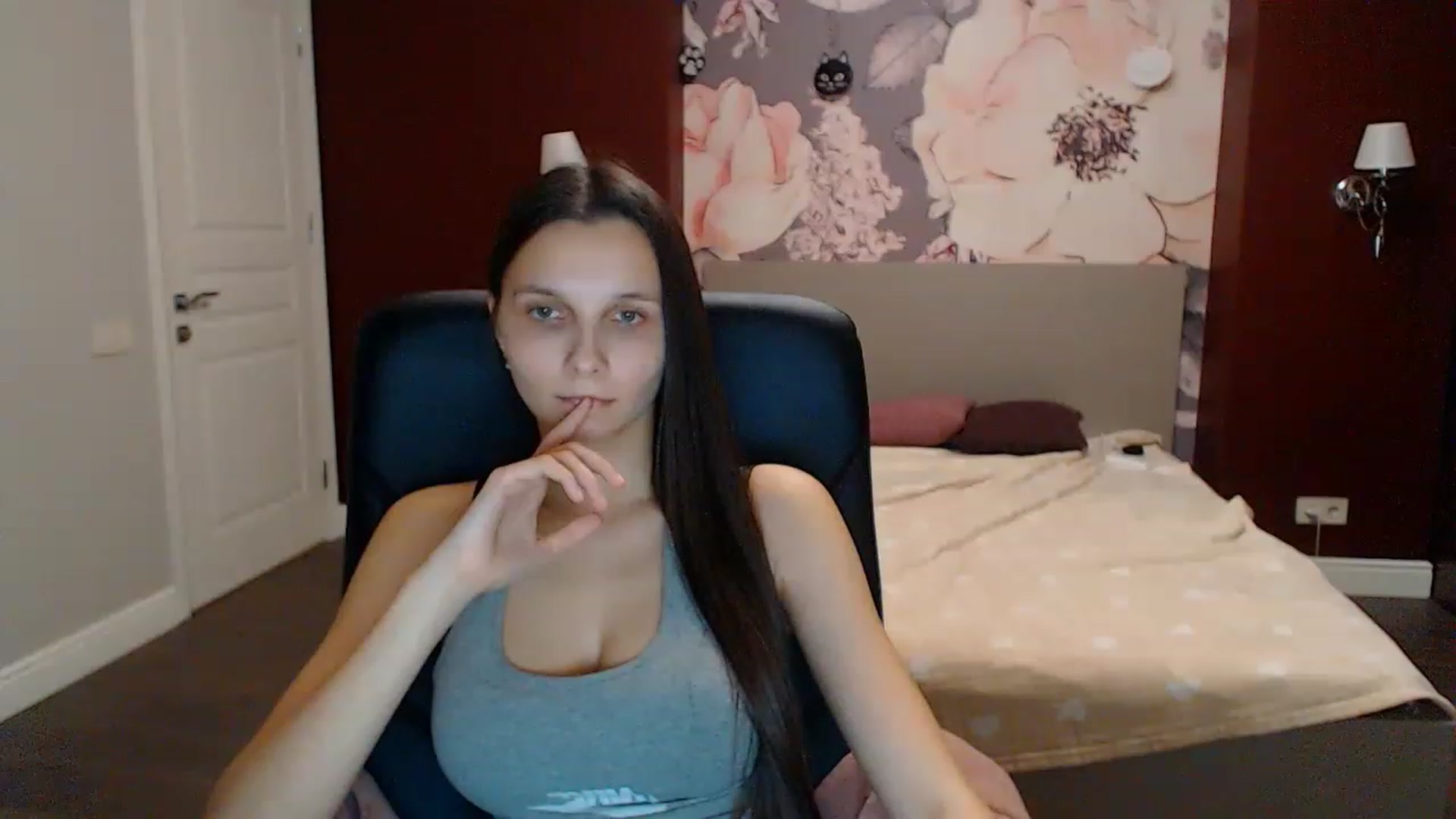 Gallery image thumbnail from Karina_Mils's myfreecams stream on, 12/30/2022, 18:23 image 16 of 20