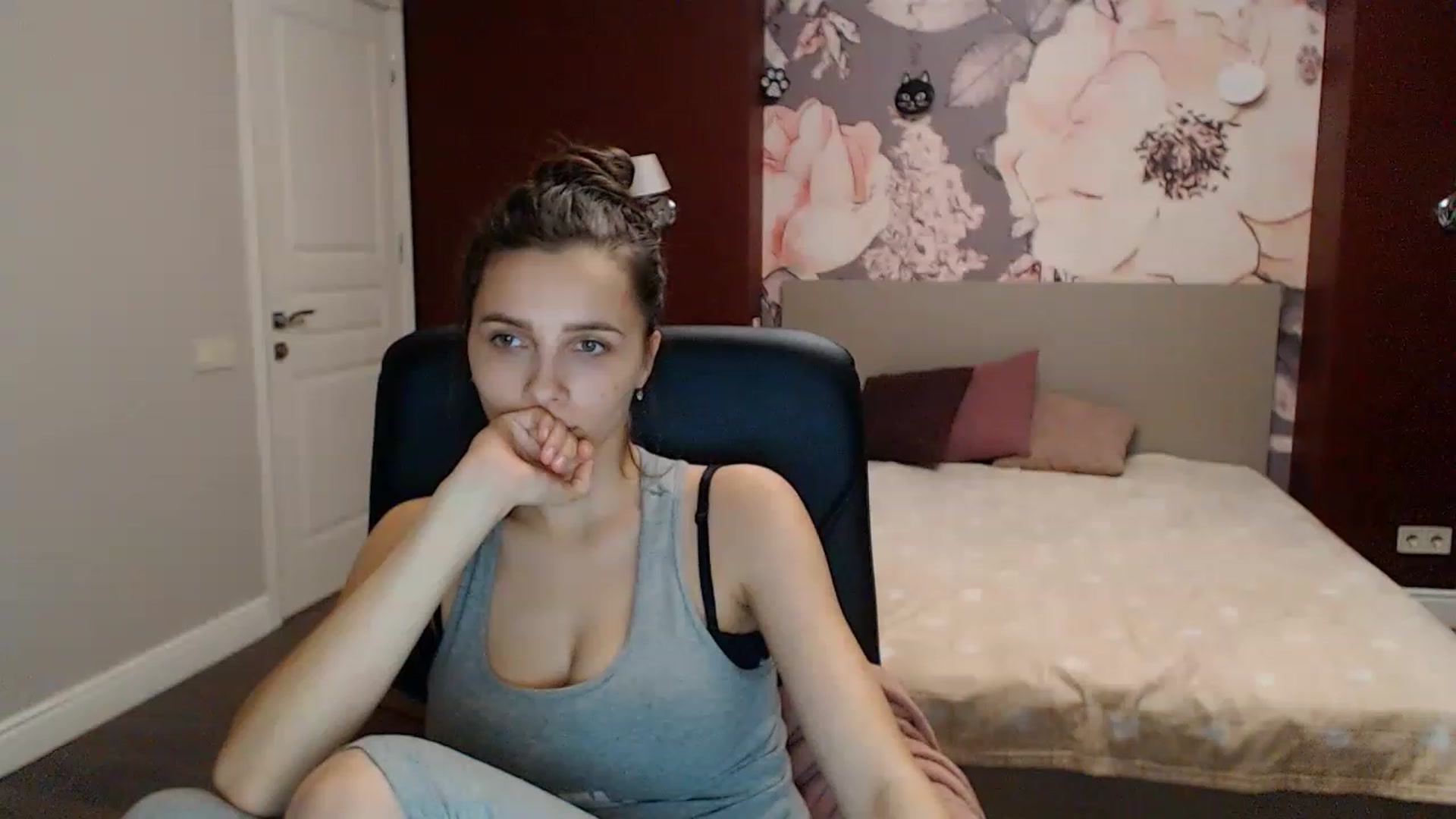 Gallery image thumbnail from Karina_Mils's myfreecams stream on, 01/06/2023, 17:08 image 9 of 20
