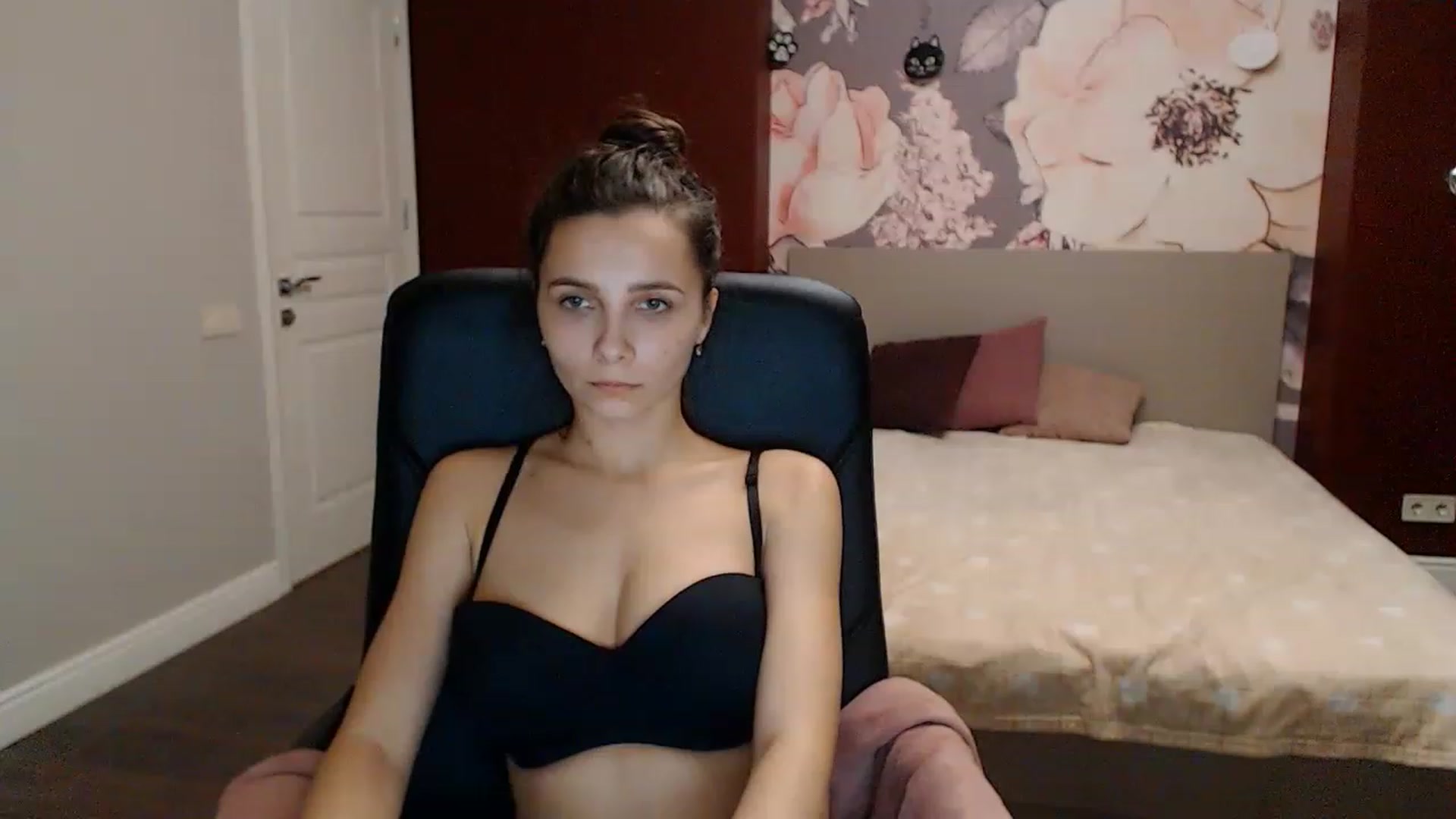 Gallery image thumbnail from Karina_Mils's myfreecams stream on, 01/06/2023, 17:49 image 17 of 20