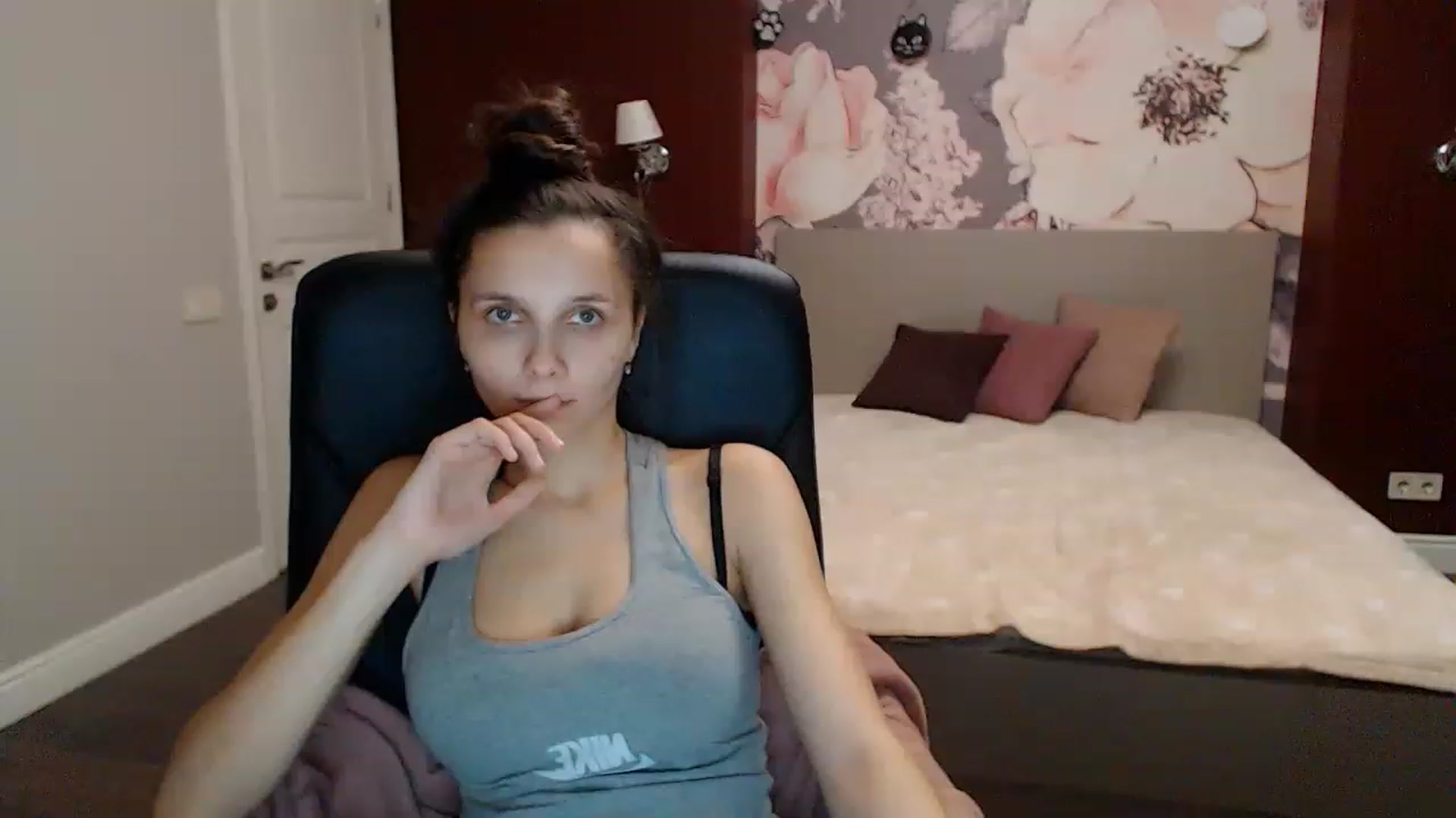 Gallery image thumbnail from Karina_Mils's myfreecams stream on, 01/07/2023, 16:51 image 8 of 20