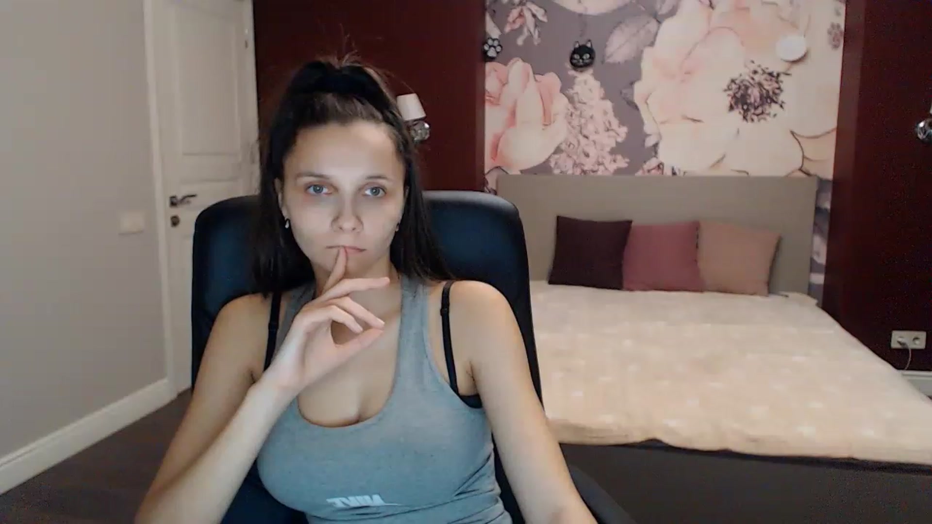 Gallery image thumbnail from Karina_Mils's myfreecams stream on, 01/08/2023, 14:37 image 12 of 20