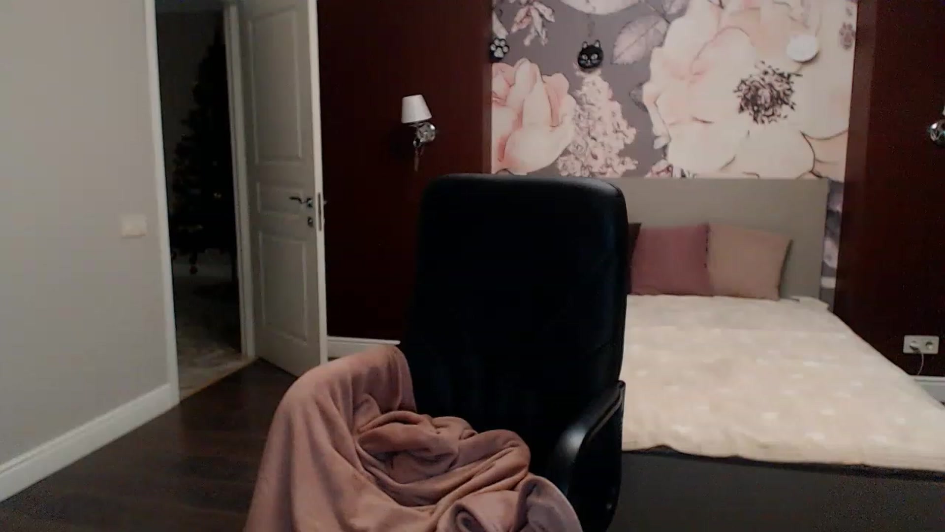 Gallery image thumbnail from Karina_Mils's myfreecams stream on, 01/08/2023, 14:37 image 15 of 20