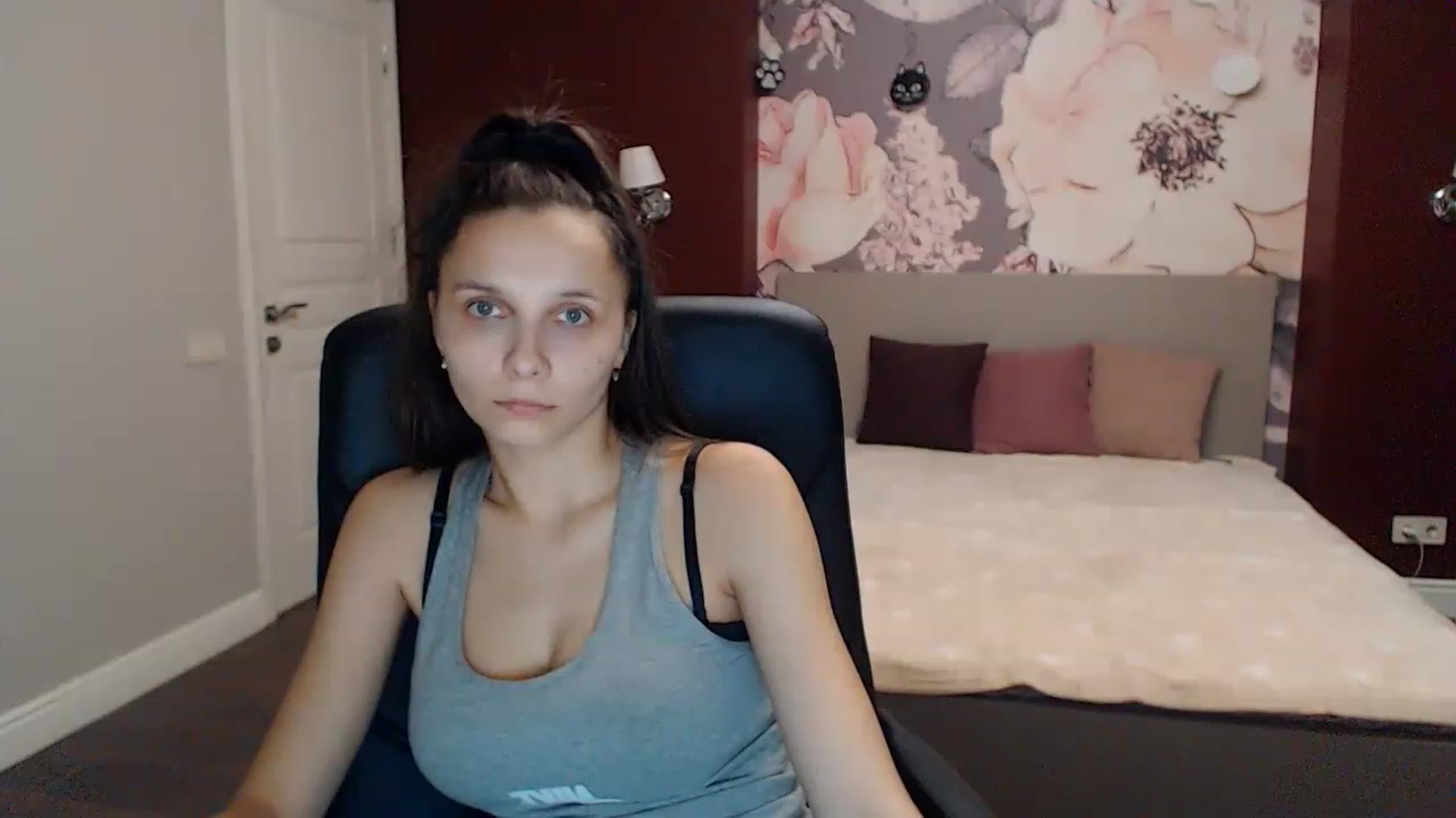 Gallery image thumbnail from Karina_Mils's myfreecams stream on, 01/08/2023, 14:37 image 14 of 20