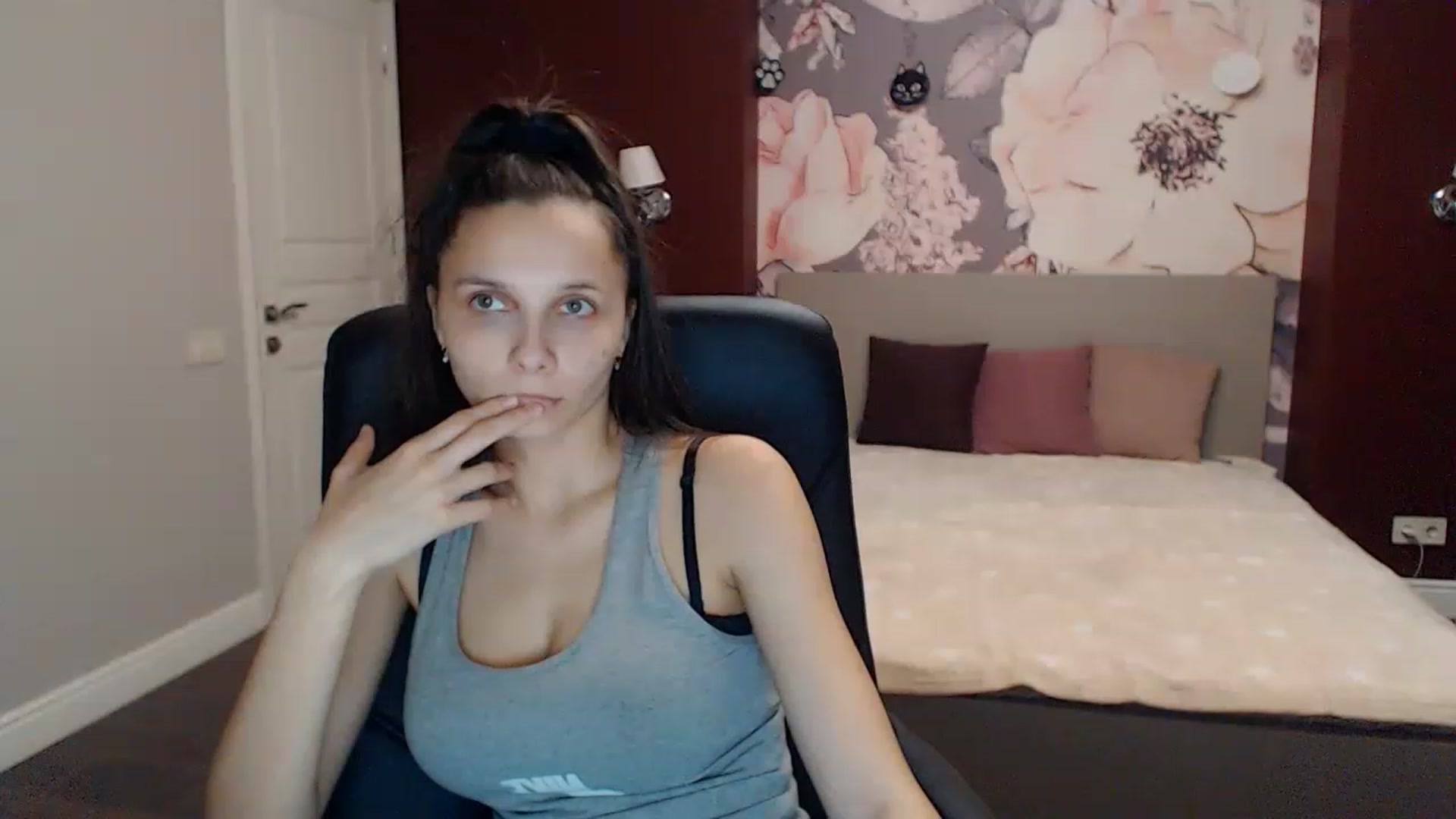 Gallery image thumbnail from Karina_Mils's myfreecams stream on, 01/08/2023, 14:37 image 13 of 20