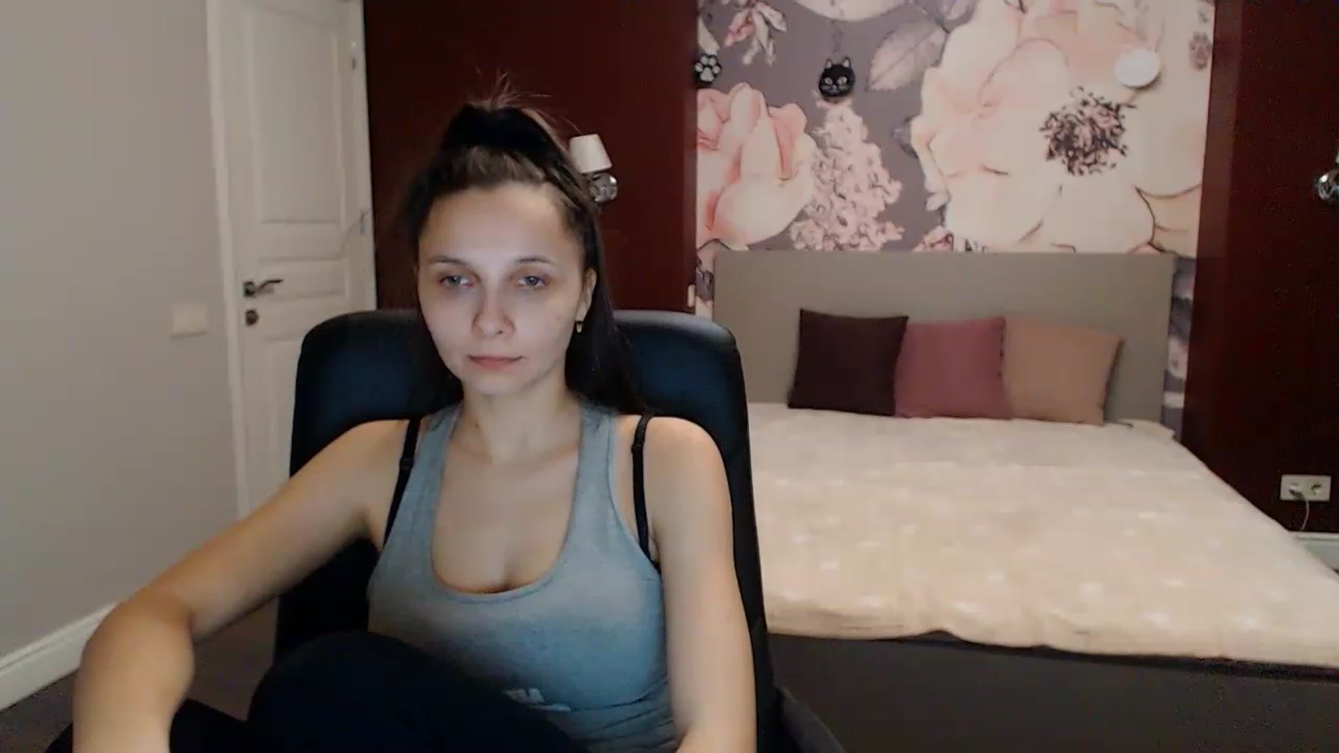Gallery image thumbnail from Karina_Mils's myfreecams stream on, 01/08/2023, 14:37 image 16 of 20