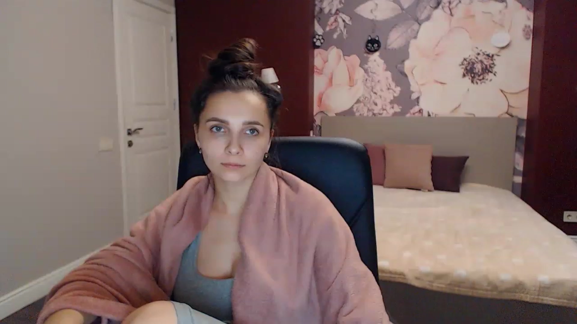 Gallery image thumbnail from Karina_Mils's myfreecams stream on, 01/15/2023, 17:47 image 4 of 20