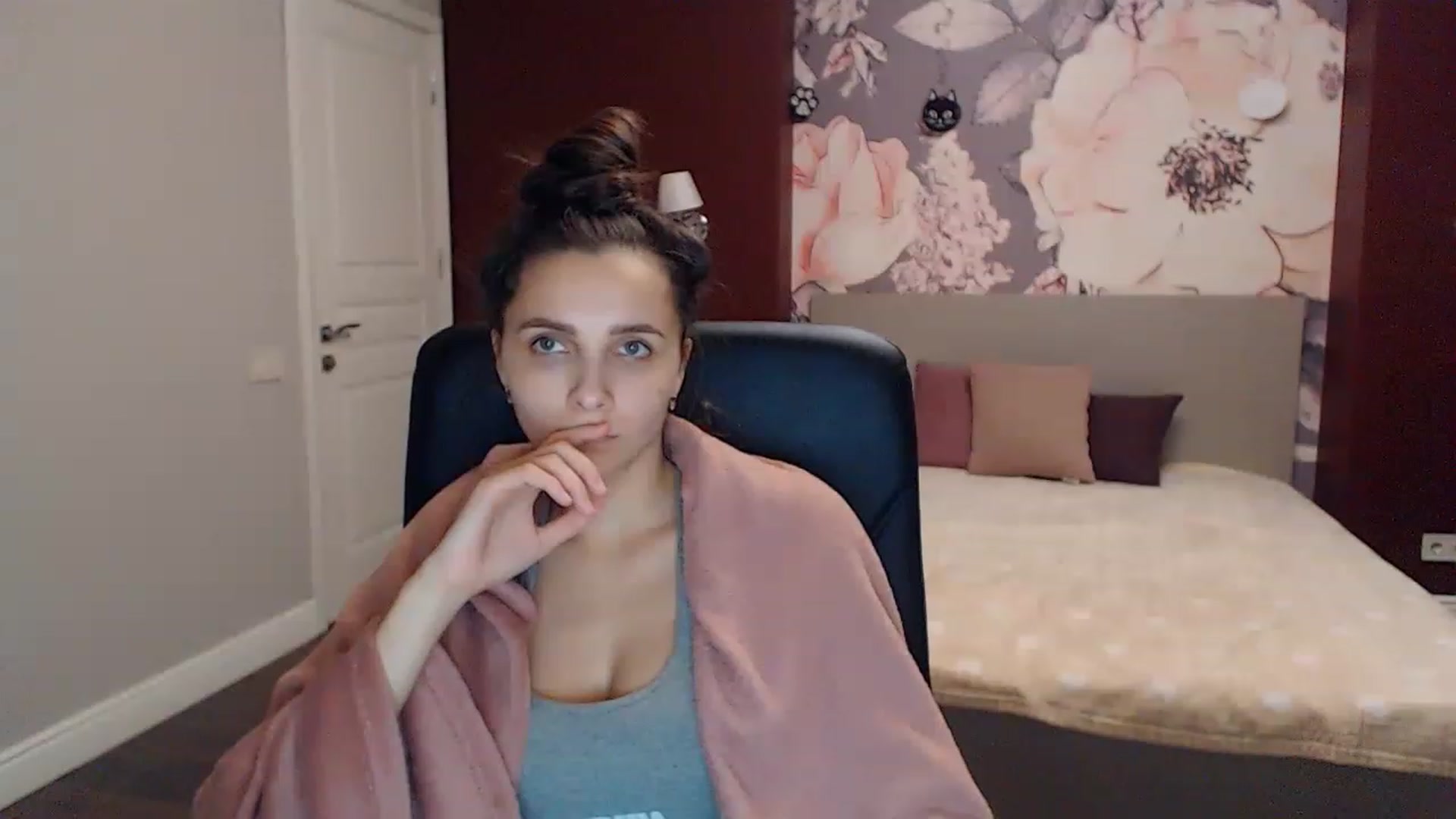 Gallery image thumbnail from Karina_Mils's myfreecams stream on, 01/15/2023, 17:47 image 12 of 20