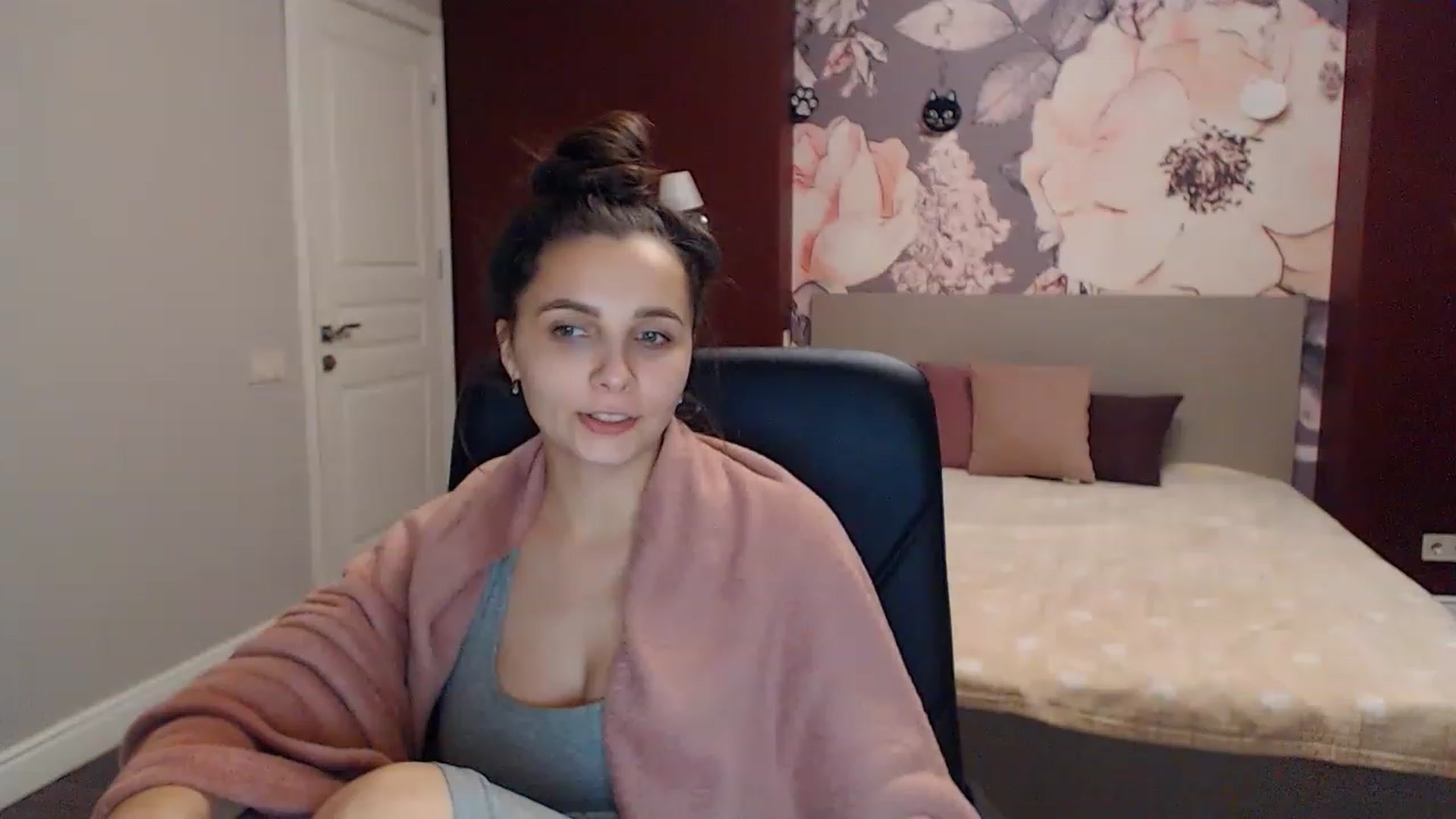 Gallery image thumbnail from Karina_Mils's myfreecams stream on, 01/15/2023, 17:47 image 9 of 20
