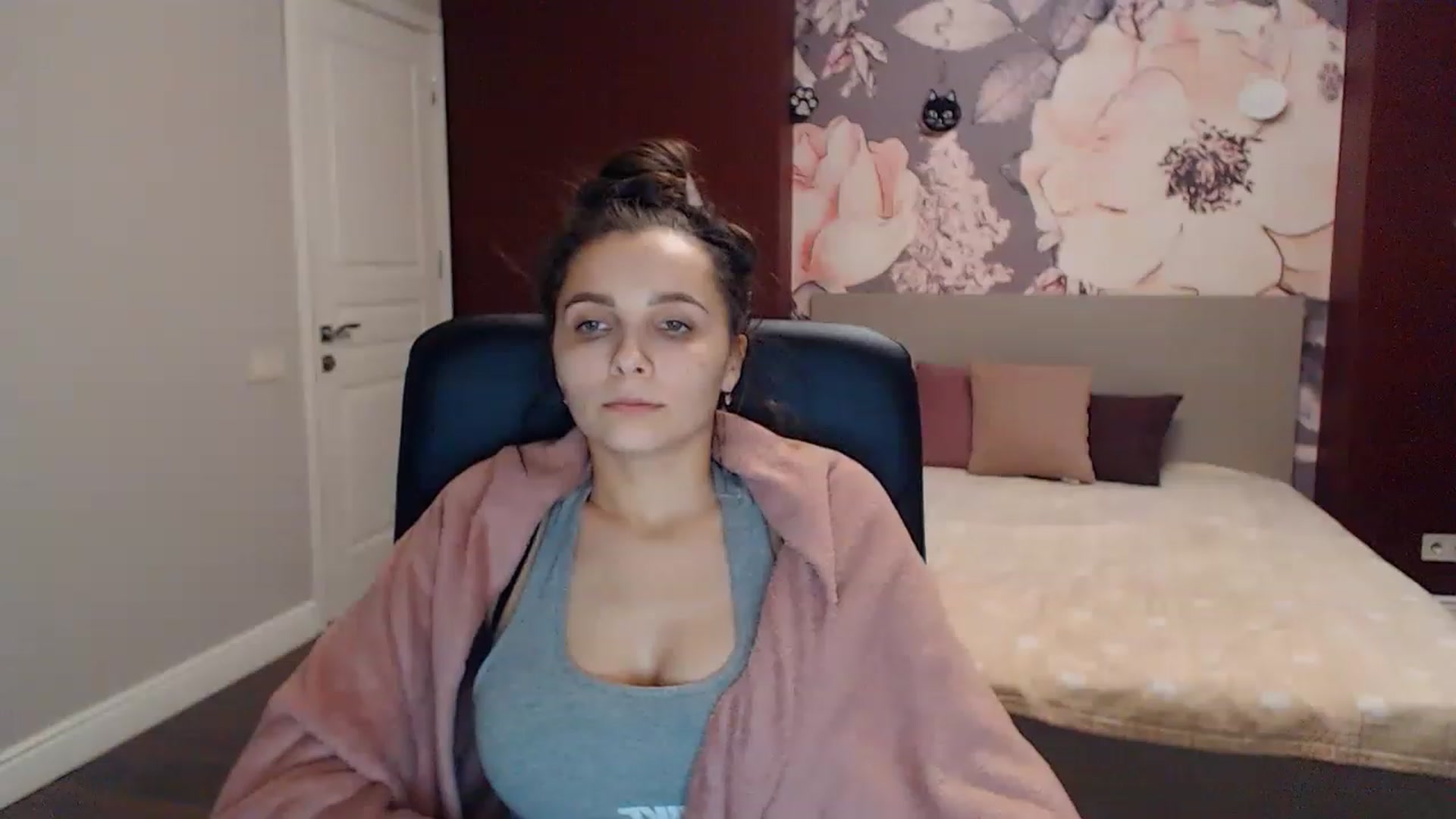 Gallery image thumbnail from Karina_Mils's myfreecams stream on, 01/15/2023, 17:47 image 13 of 20