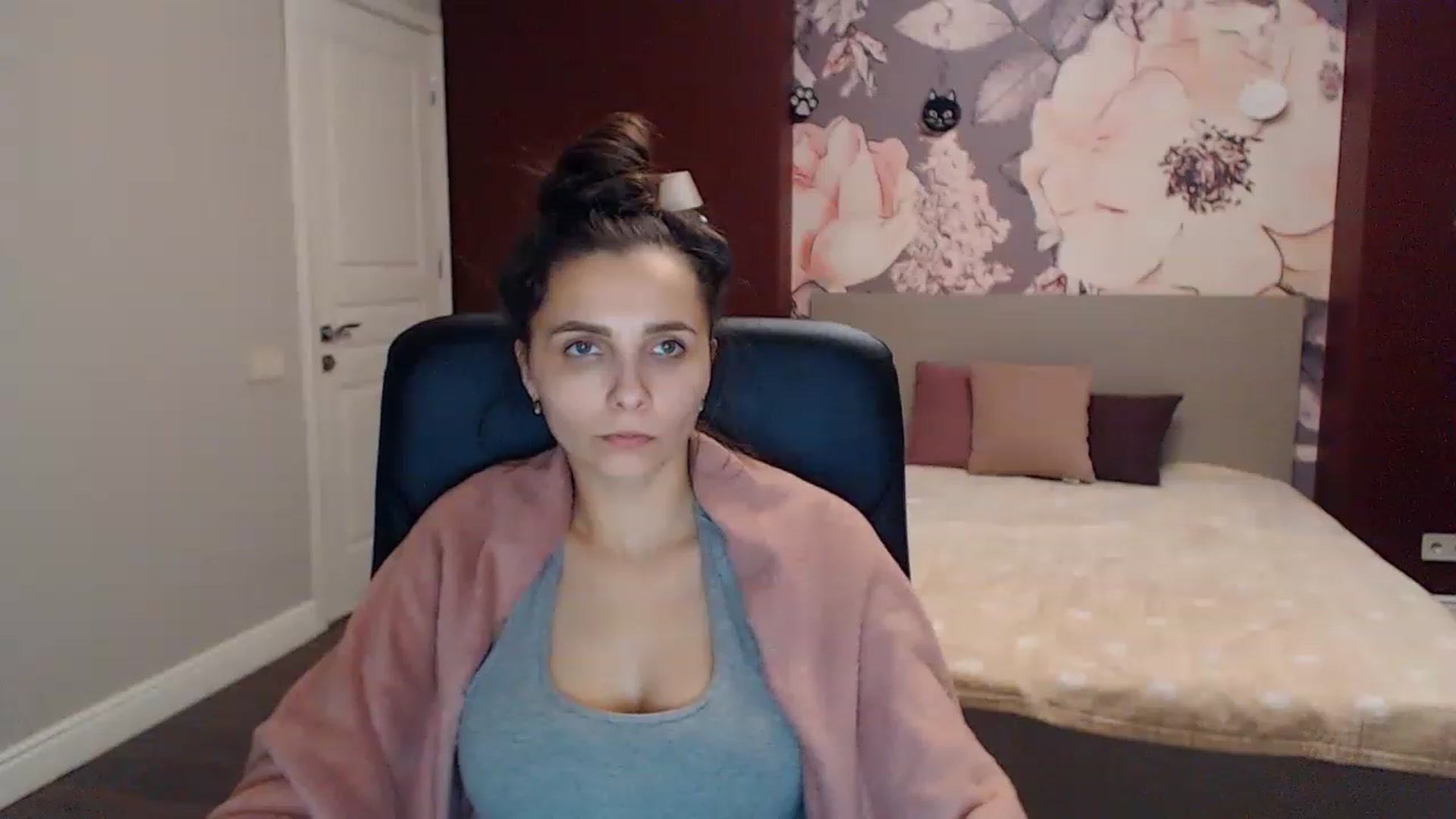 Gallery image thumbnail from Karina_Mils's myfreecams stream on, 01/15/2023, 17:47 image 16 of 20