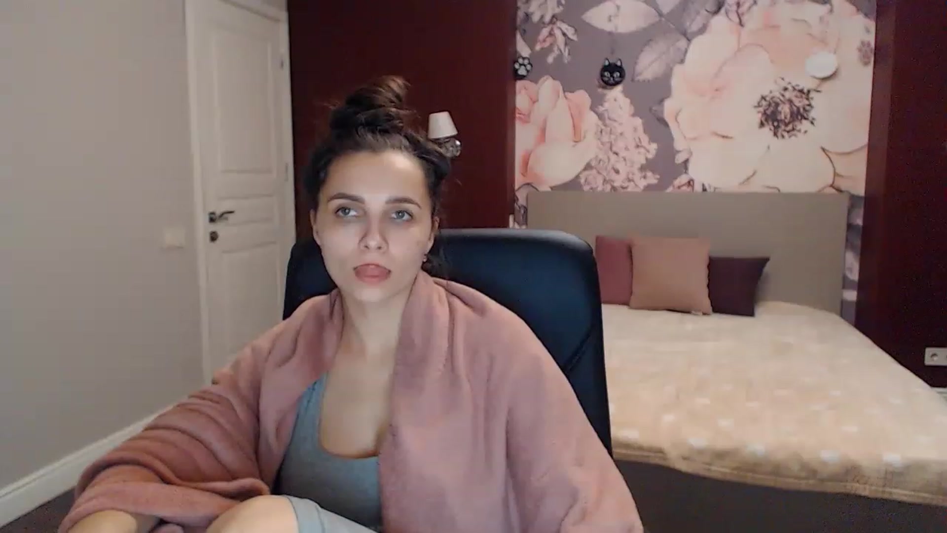 Gallery image thumbnail from Karina_Mils's myfreecams stream on, 01/15/2023, 17:47 image 6 of 20