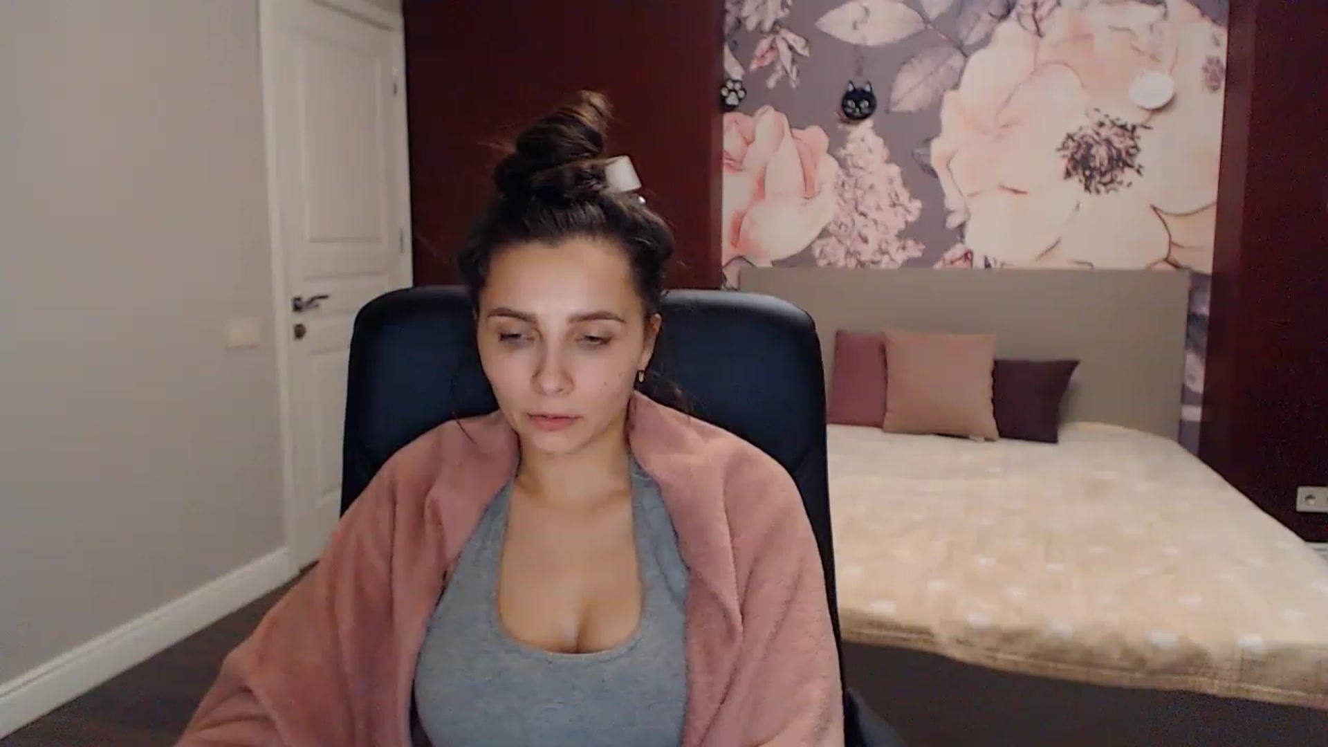 Gallery image thumbnail from Karina_Mils's myfreecams stream on, 01/15/2023, 17:47 image 14 of 20