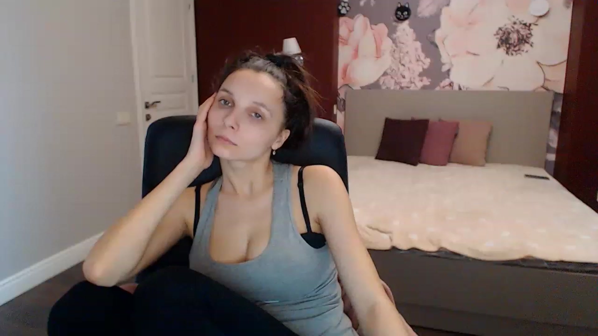 Gallery image thumbnail from Karina_Mils's myfreecams stream on, 01/17/2023, 08:00 image 13 of 20