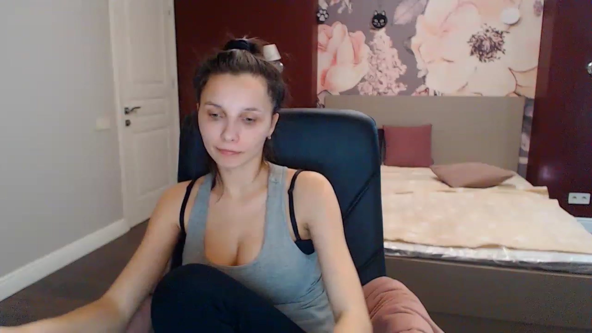 Gallery image thumbnail from Karina_Mils's myfreecams stream on, 01/18/2023, 11:30 image 16 of 20