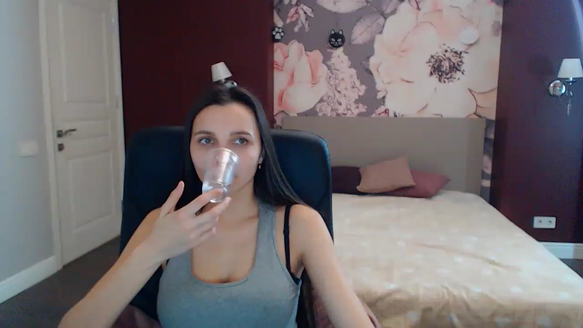 Gallery image thumbnail from Karina_Mils's myfreecams stream on, 02/02/2023, 11:51 image 12 of 20