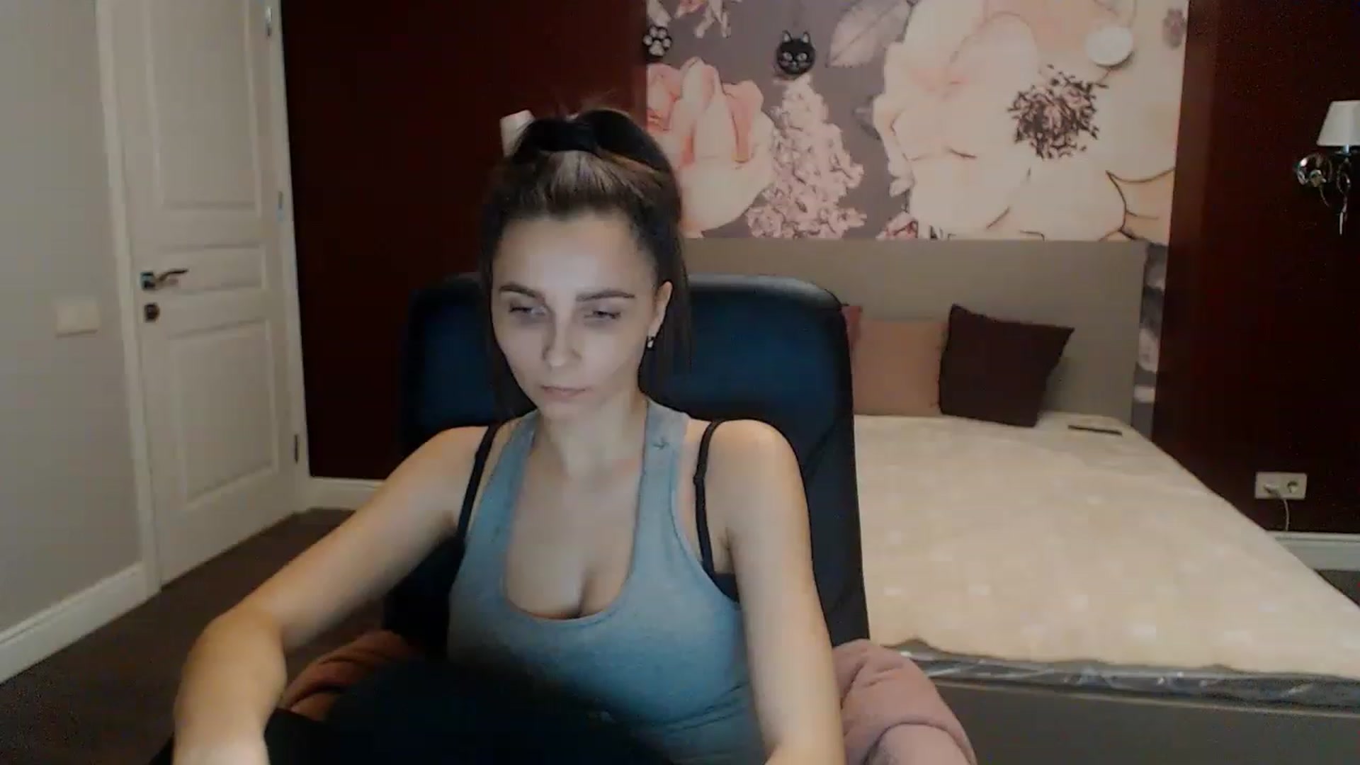 Gallery image thumbnail from Karina_Mils's myfreecams stream on, 02/04/2023, 18:03 image 14 of 20