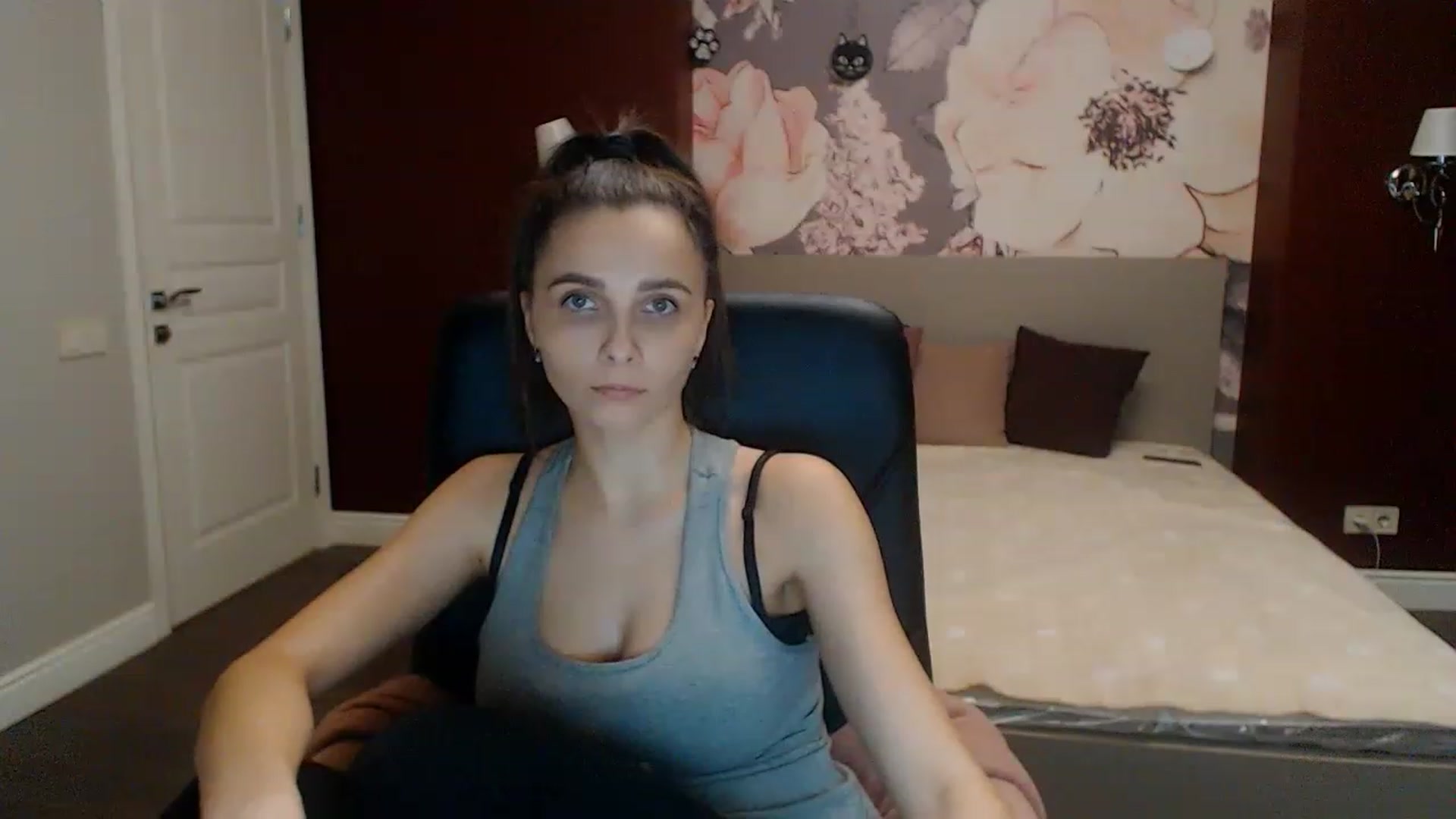 Gallery image thumbnail from Karina_Mils's myfreecams stream on, 02/04/2023, 18:03 image 10 of 20