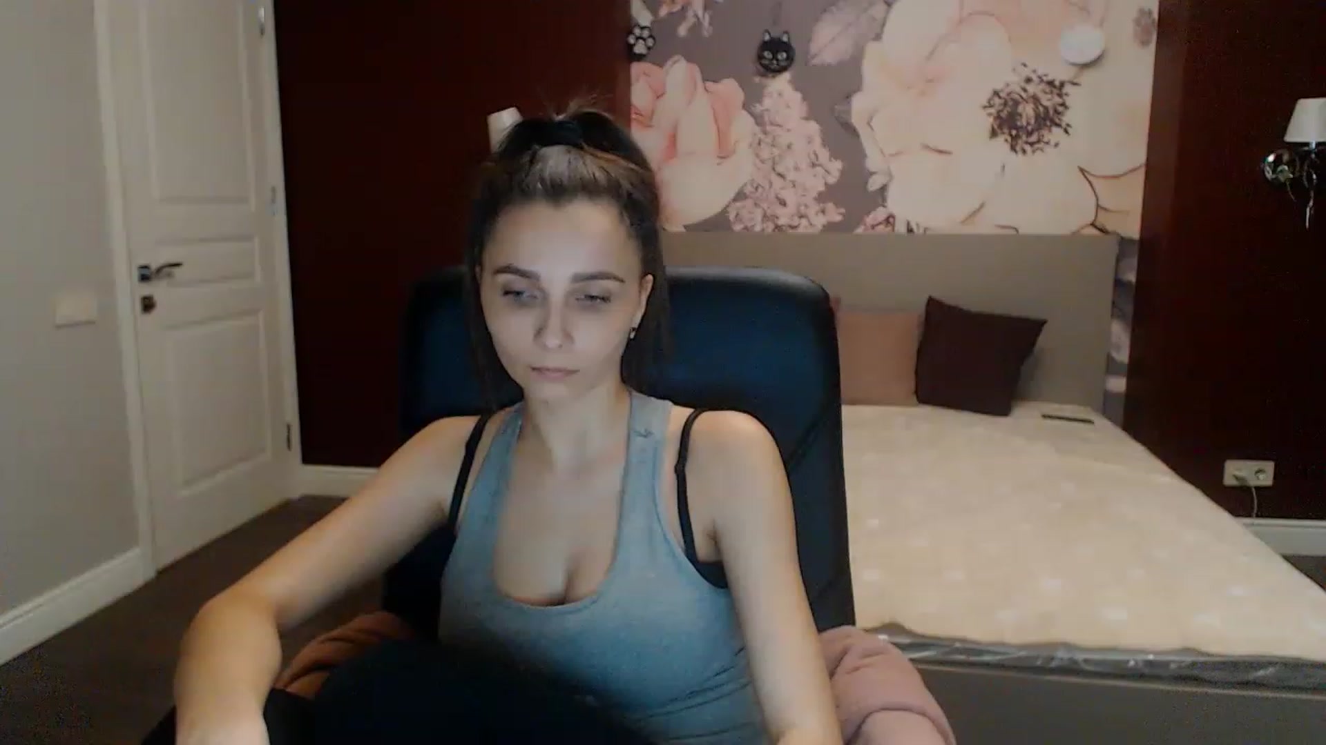 Gallery image thumbnail from Karina_Mils's myfreecams stream on, 02/04/2023, 18:03 image 16 of 20